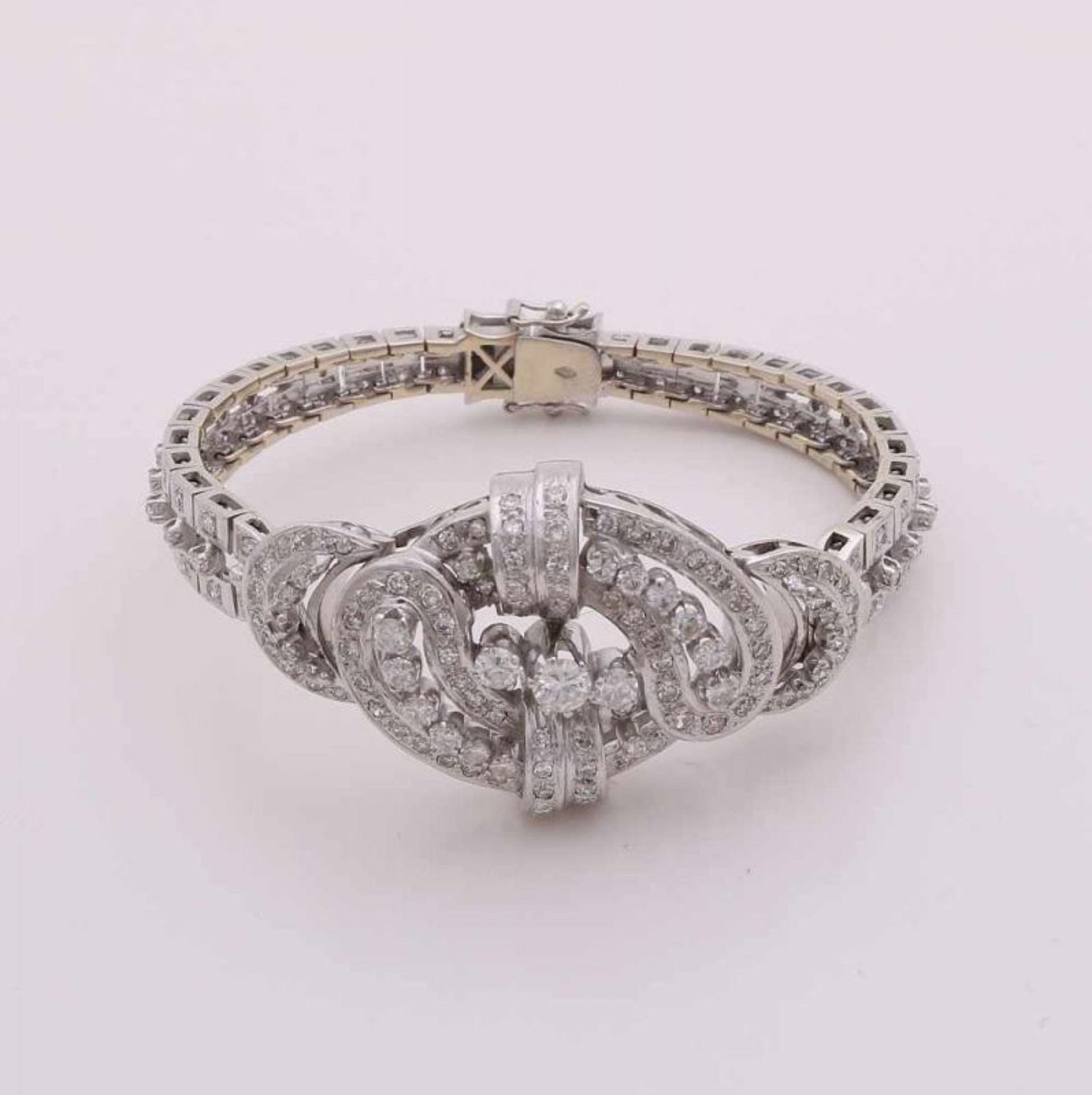 Beautiful white gold bracelet, 750/000, with diamond. Bracelet with a sort of knot in the middle,