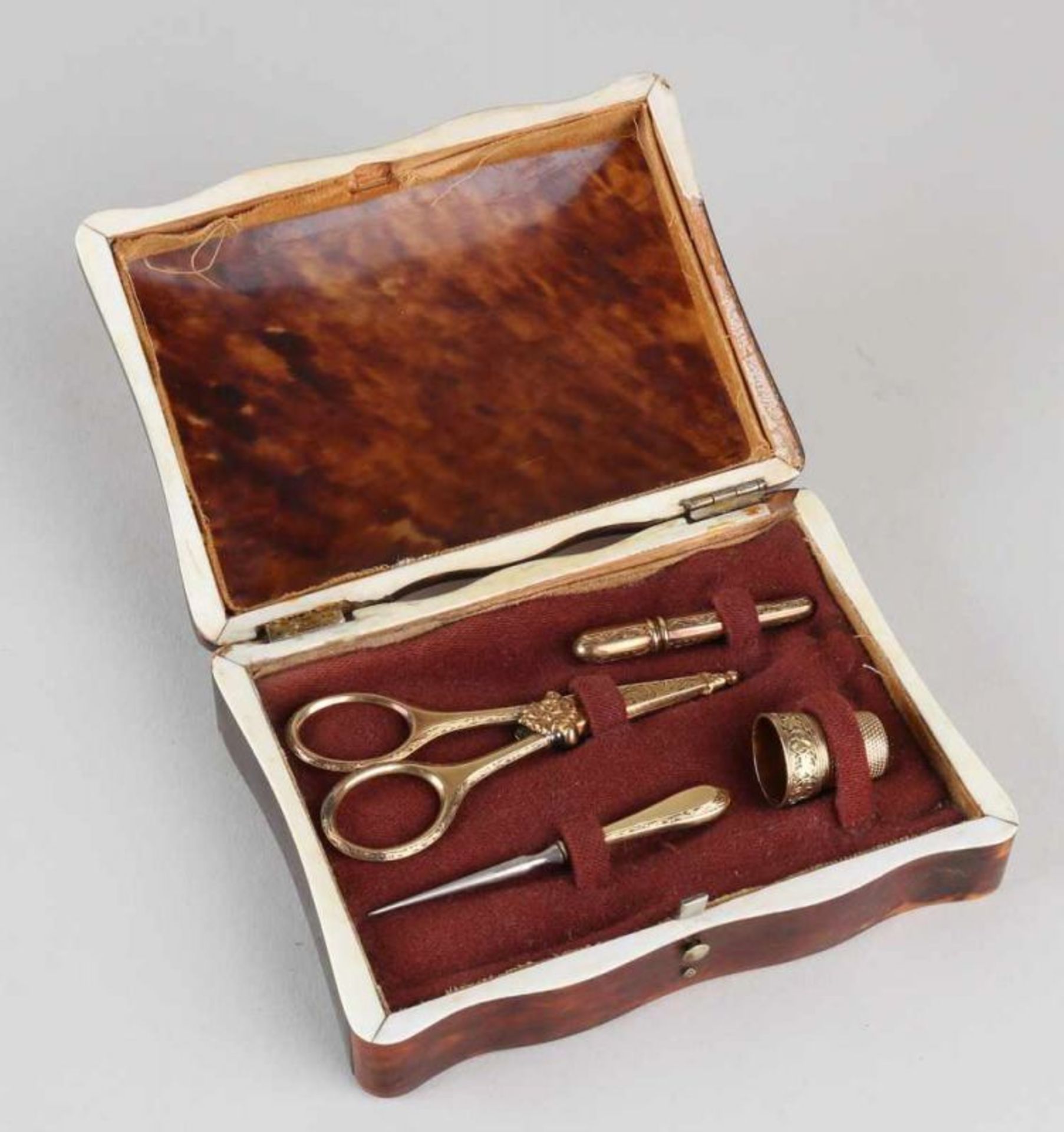 Necessary box from turtle with yellow gold thimble, scissors, awl and needle case. MT .: WA van