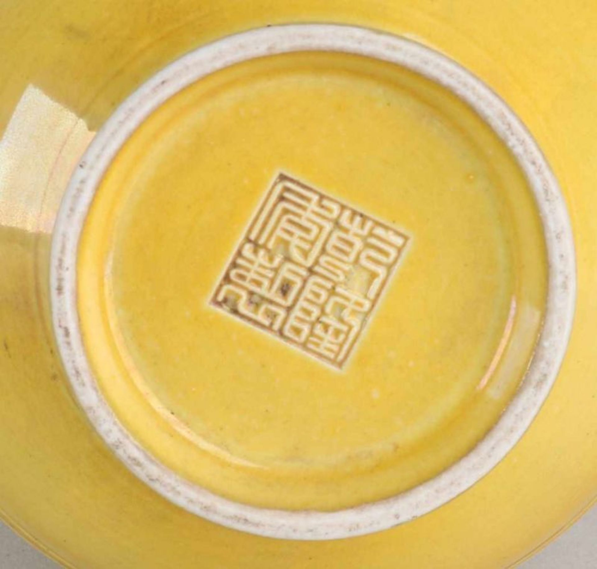 Ancient Chinese porcelain knob vase with ocher-yellow glaze, dragon decor and bottom mark. - Bild 2 aus 2
