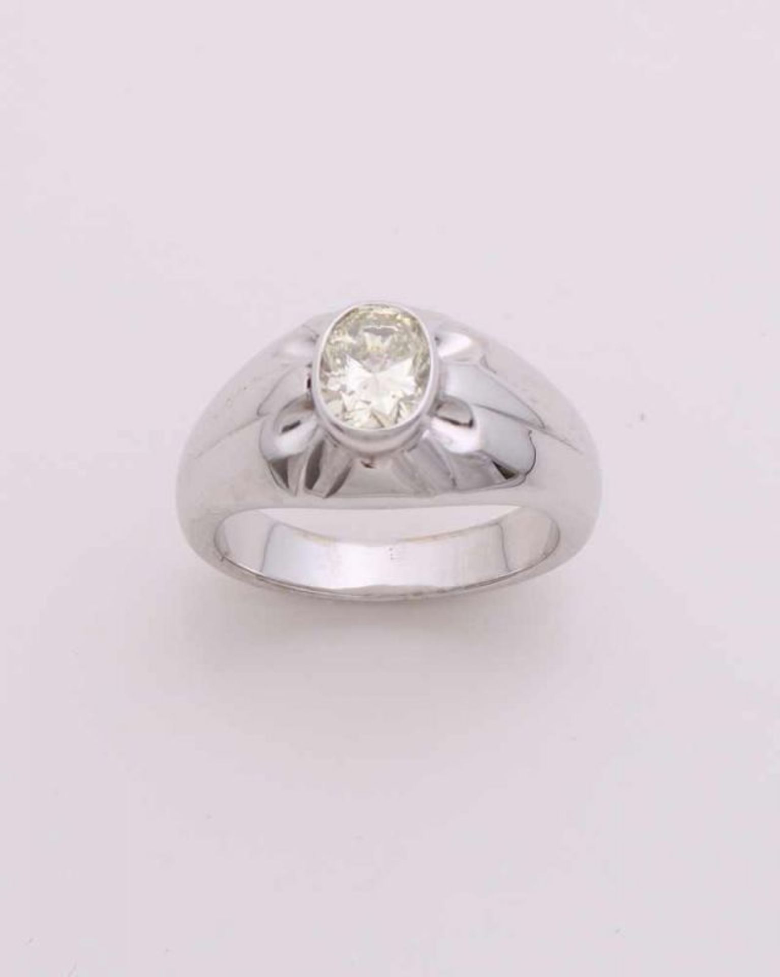 White gold ring, 585/000, tiffany model with a large oval faceted diamond, around 8x6mm, P / cape,