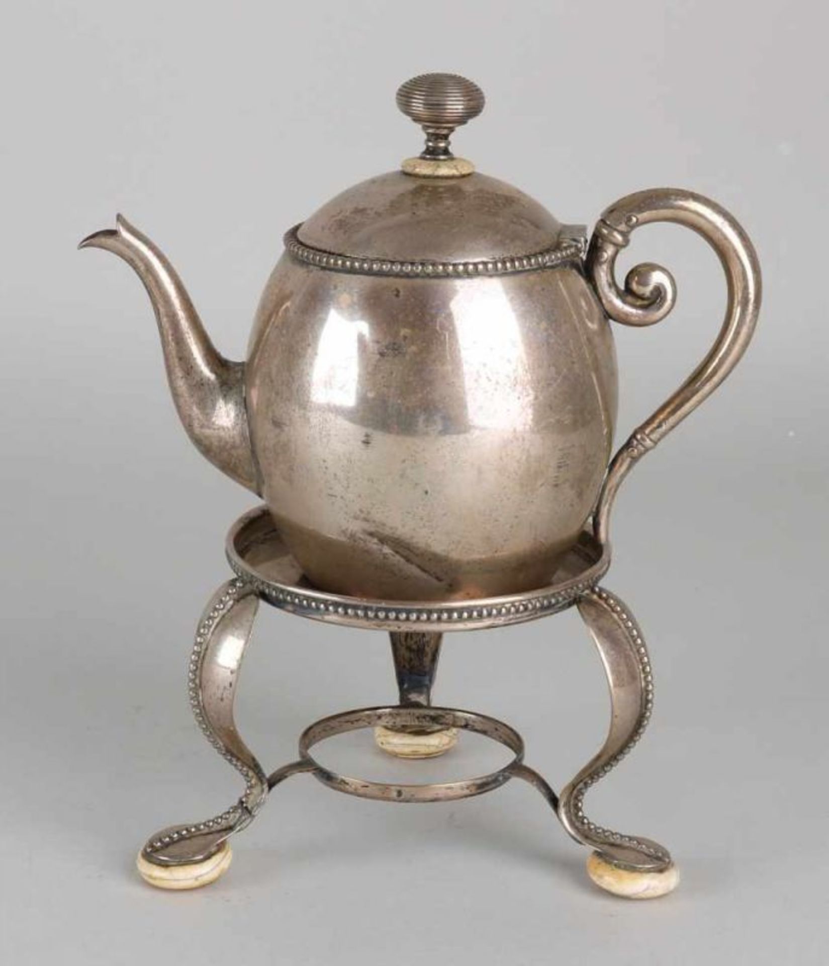 Silver can on matching comfort, 833/000, both decorated with pearl edges. MT .: J.van Kempen,