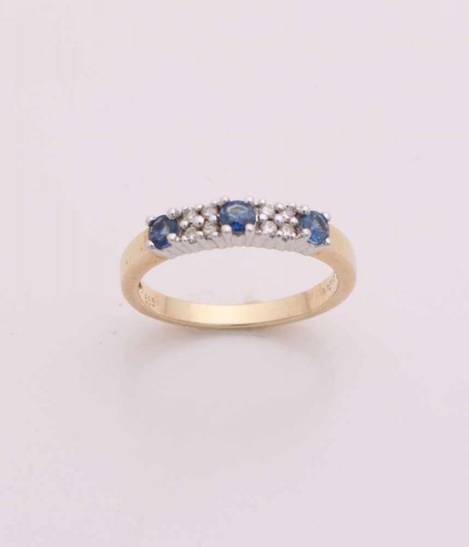 Yellow gold ring, 585/000, with sapphire and diamond. Ring with 3 round faceted sapphires, ø 2.6 mm,