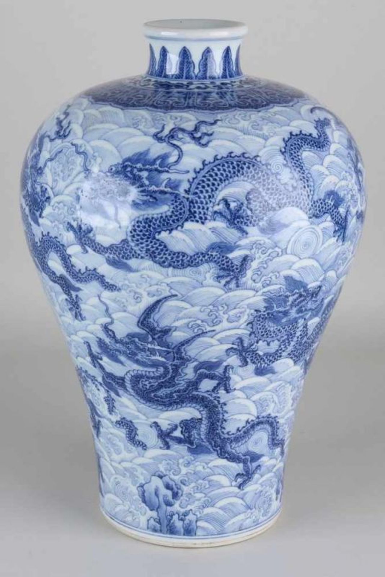 Large ancient Chinese porcelain vase with dragons in cloud decor. Dimensions: 37 x 22 cm. In good