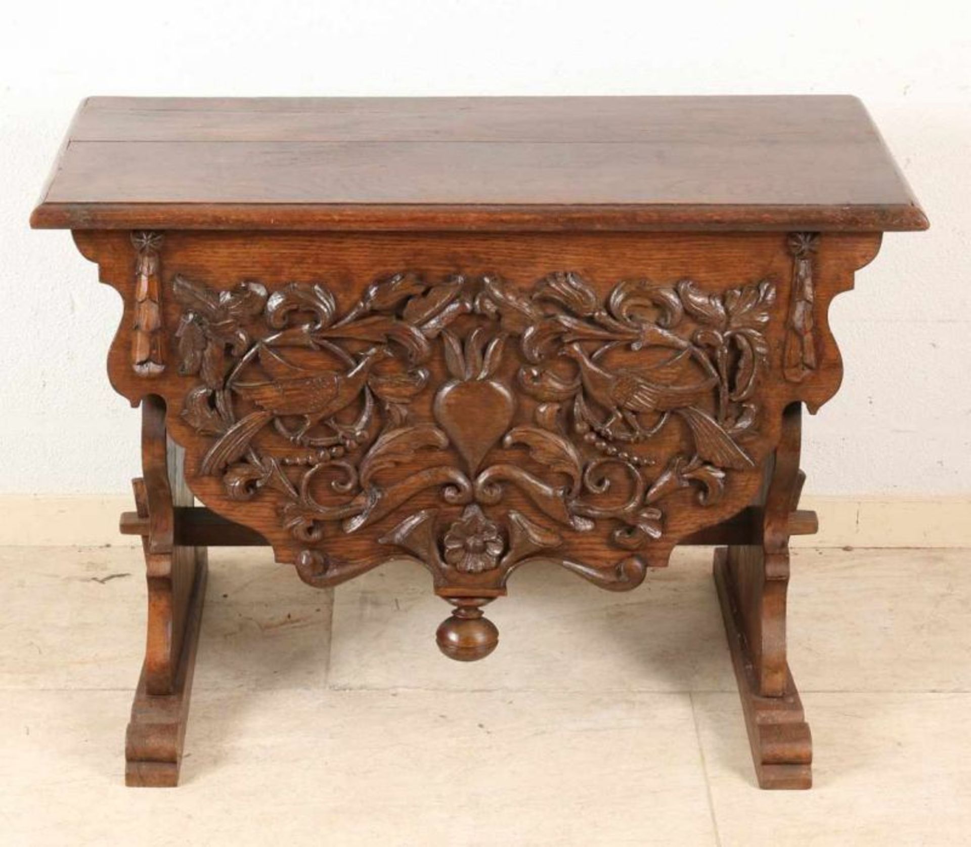 German historicism carved oak hall bench with birds and sacred heart. Around 1880. Dimensions: 52