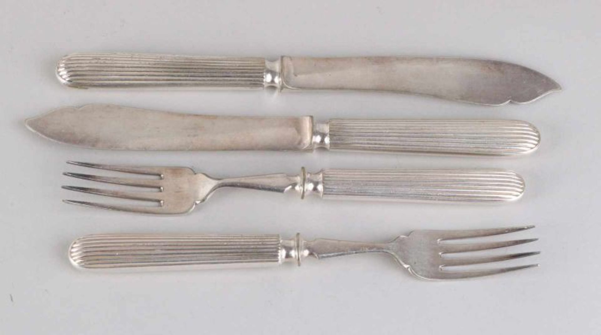 Two fish cutlery sets, with 2 knives and forks, plated with a handle with ribbing. 20 cm. In