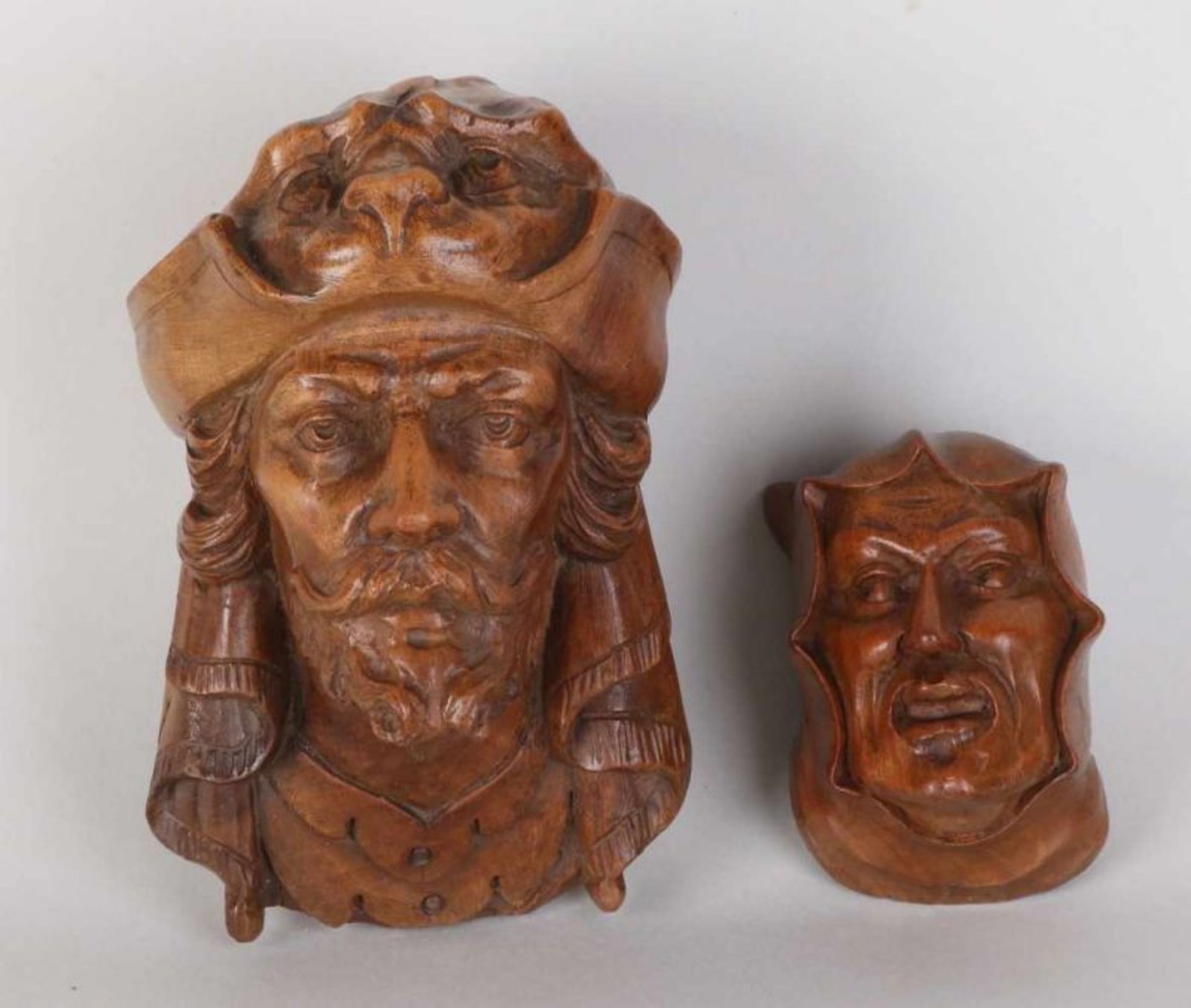 Two 19th century carved heads made of walnut for wall mounting. Dimensions: 9 - 16 cm. In good