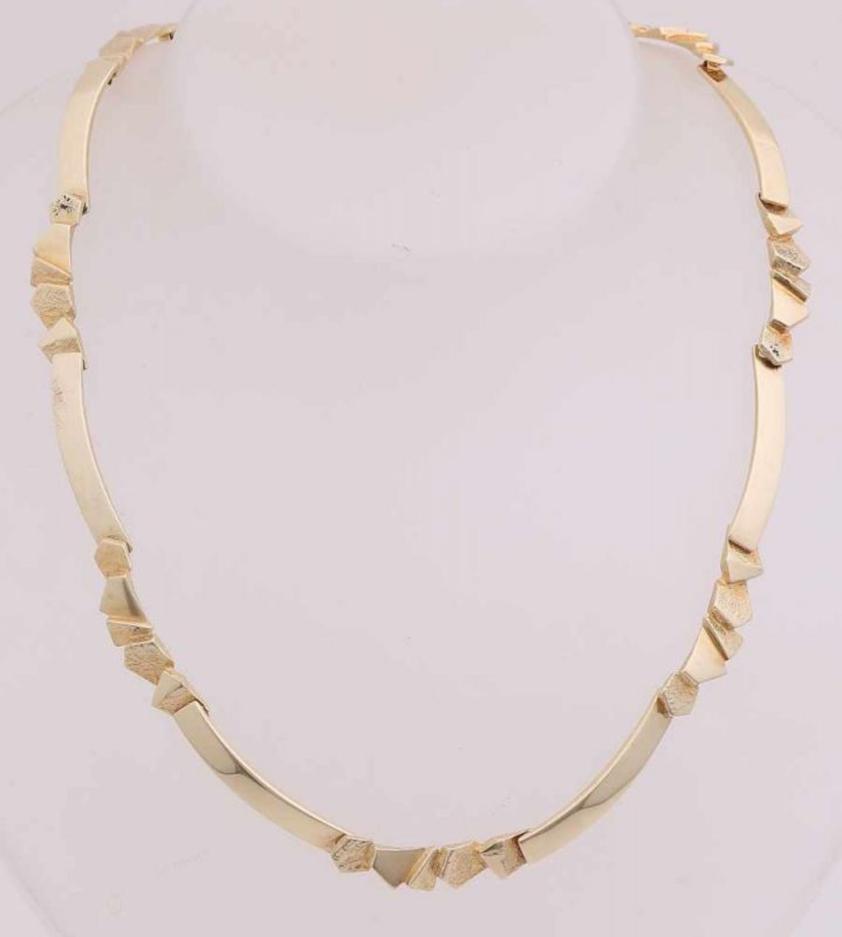 Yellow gold choker, 585/000, made from links with a whimsical finish. Equipped with lock with