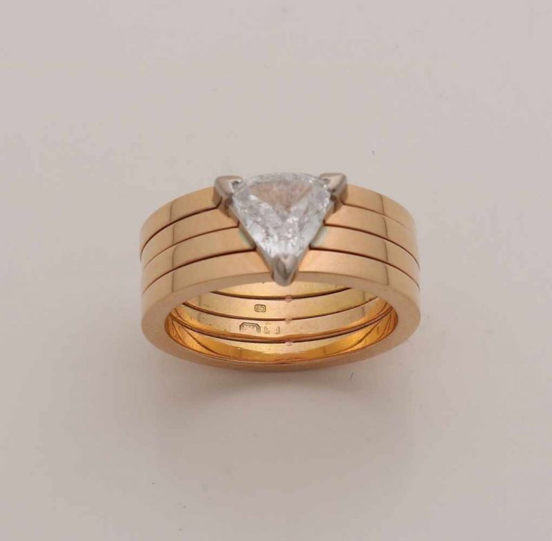 Striking wide red gold ring, 750/000, with a triangle-shaped cut diamond. ca 1.5 crt GP. width