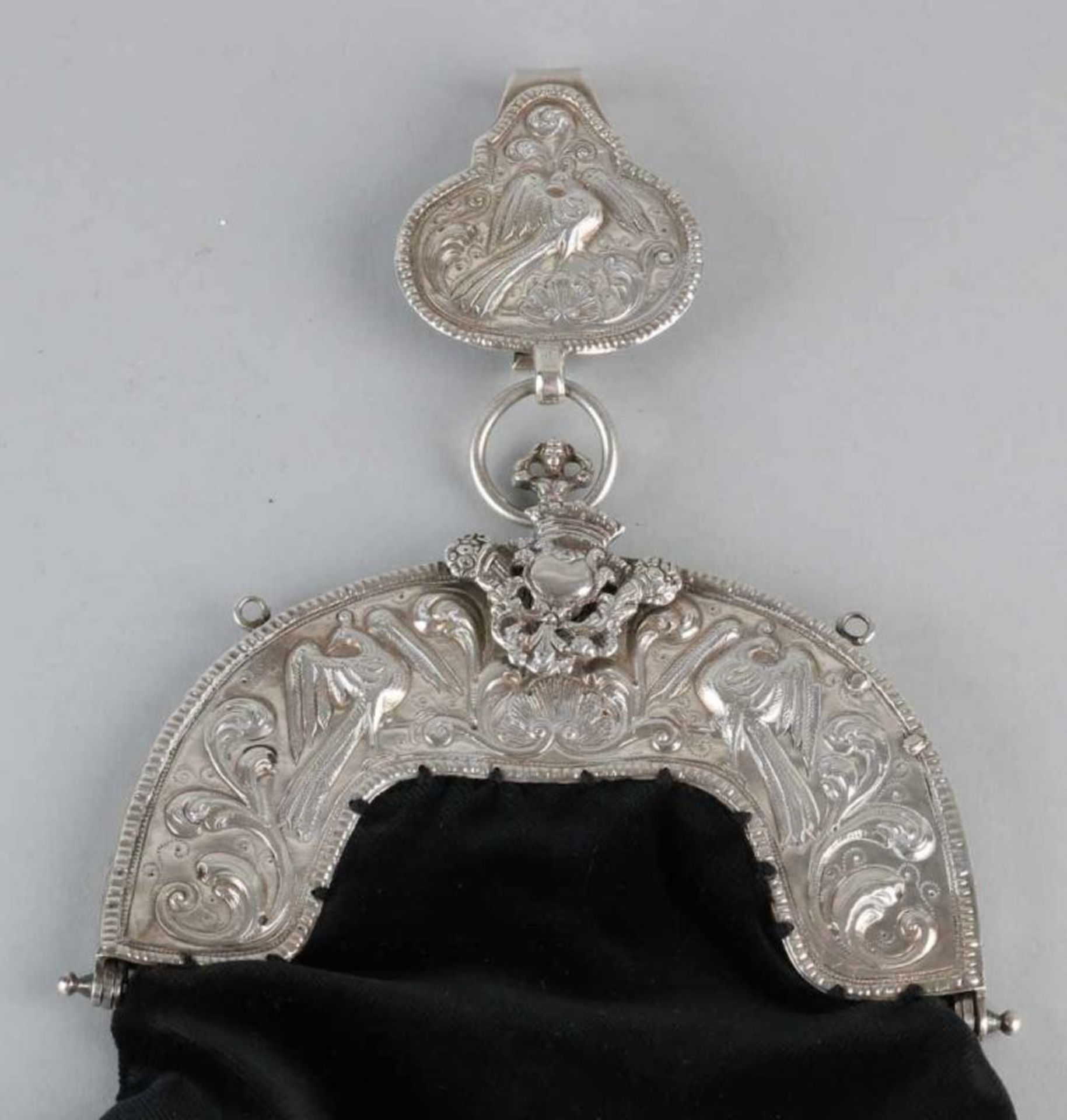 18th century bag with silver bracket and skirt hook, half round bracket decorated with peacocks - Bild 2 aus 2