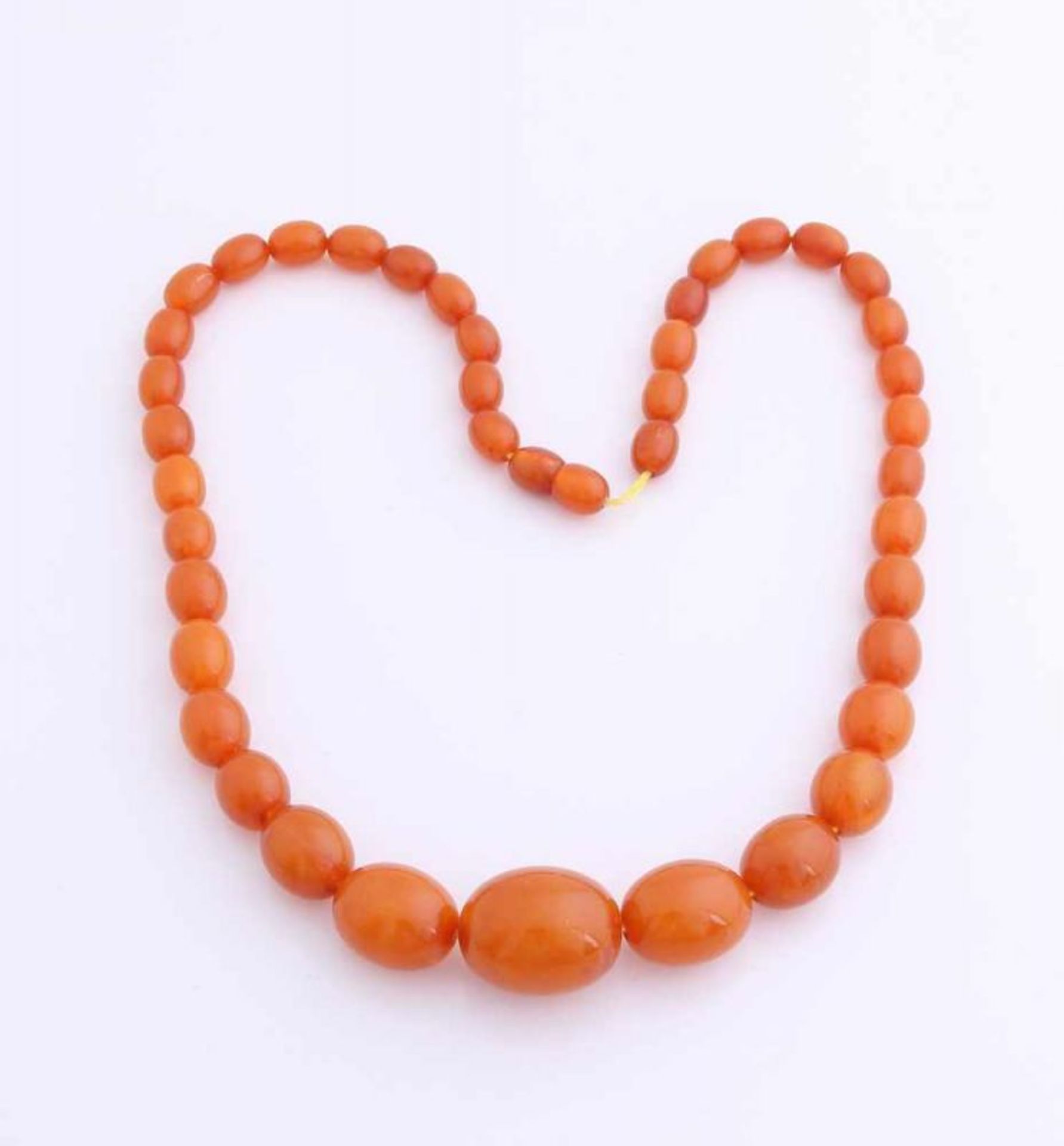 Necklace with oval amber beads, running in width 7x10-17x21mm. length 47 cm. 25 grams. In good