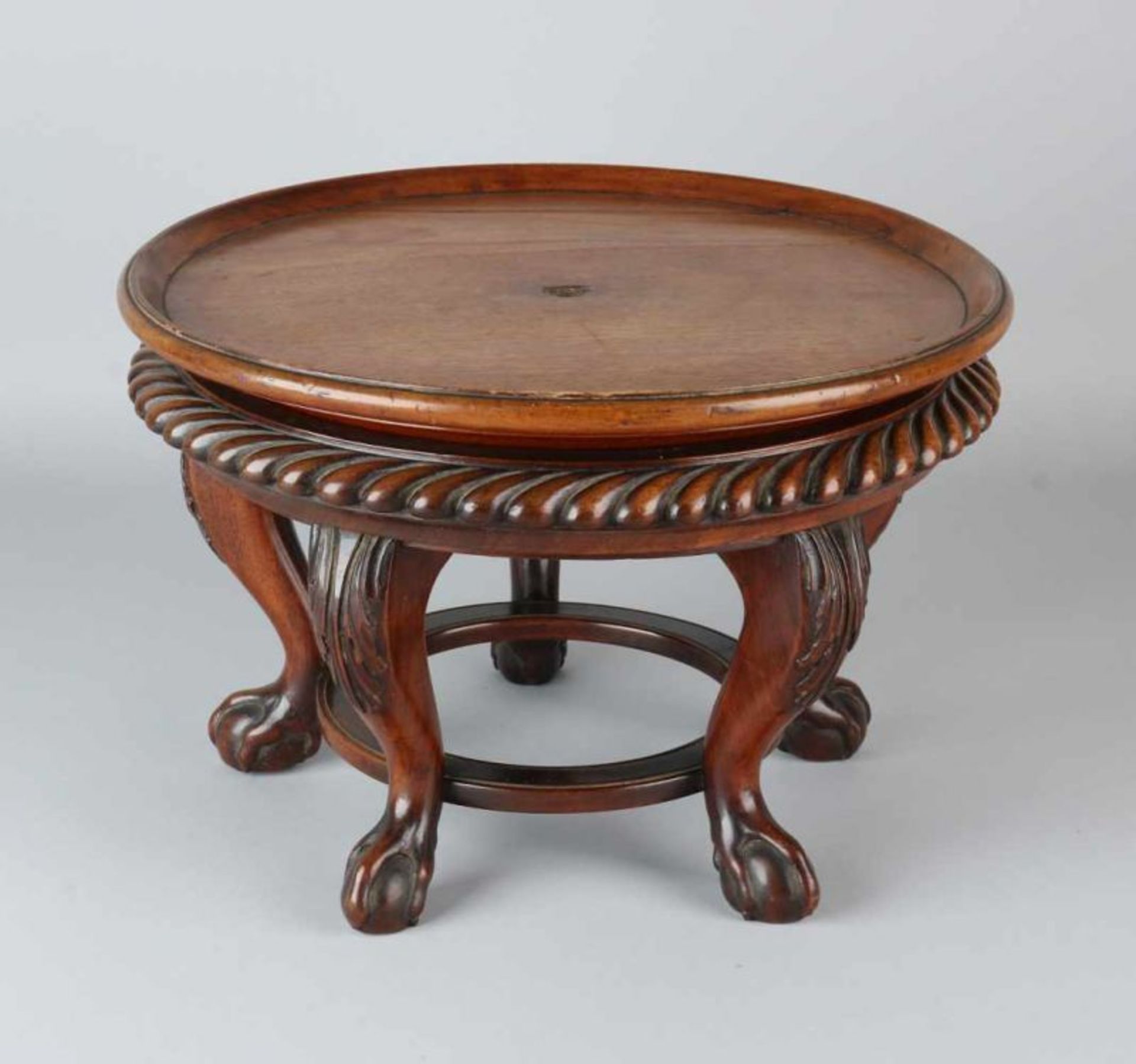 Antique hardwood Chinese pedestal for vase. With claw feet. Circa 1900. Dimensions: 22 - ø 32 cm. In