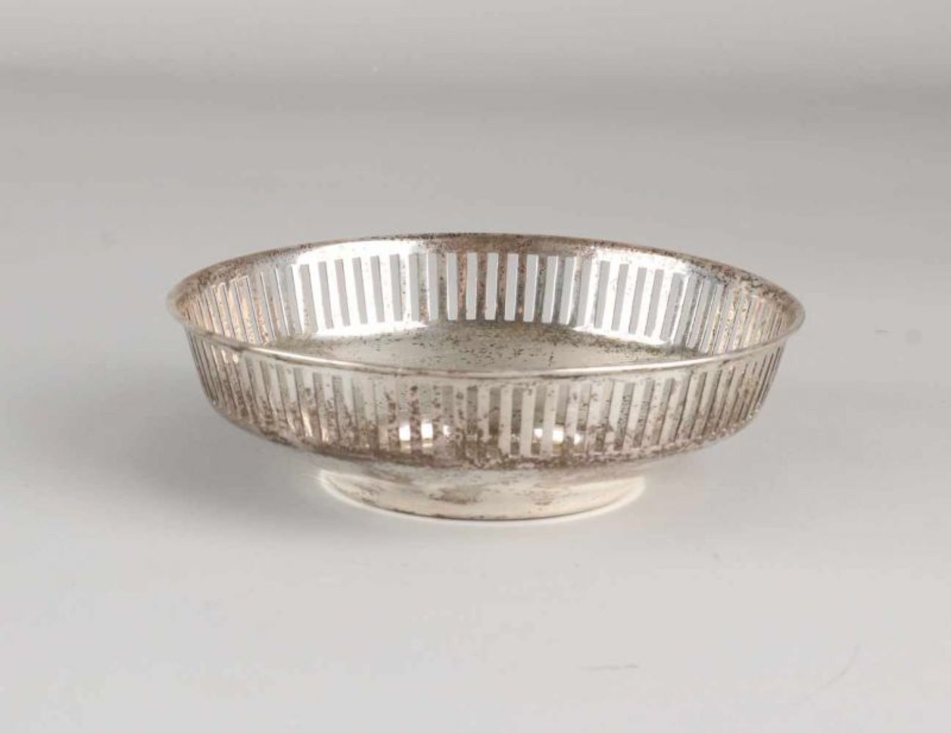 Silver bonbon basket, 835/000, with a border with bars. ø12-4 cm. MT.:Fa. JM van Kempen and Sons,