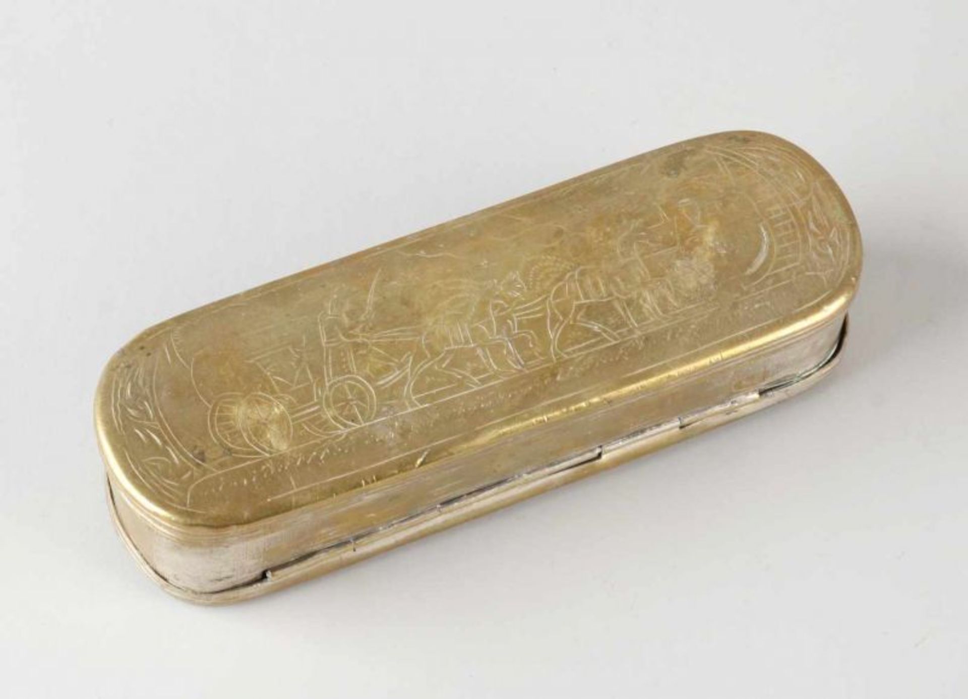 18th century brass engraved tobacco box with carriage representation. Dimensions: 3.5 x 15 x 4.8 cm. - Bild 2 aus 2