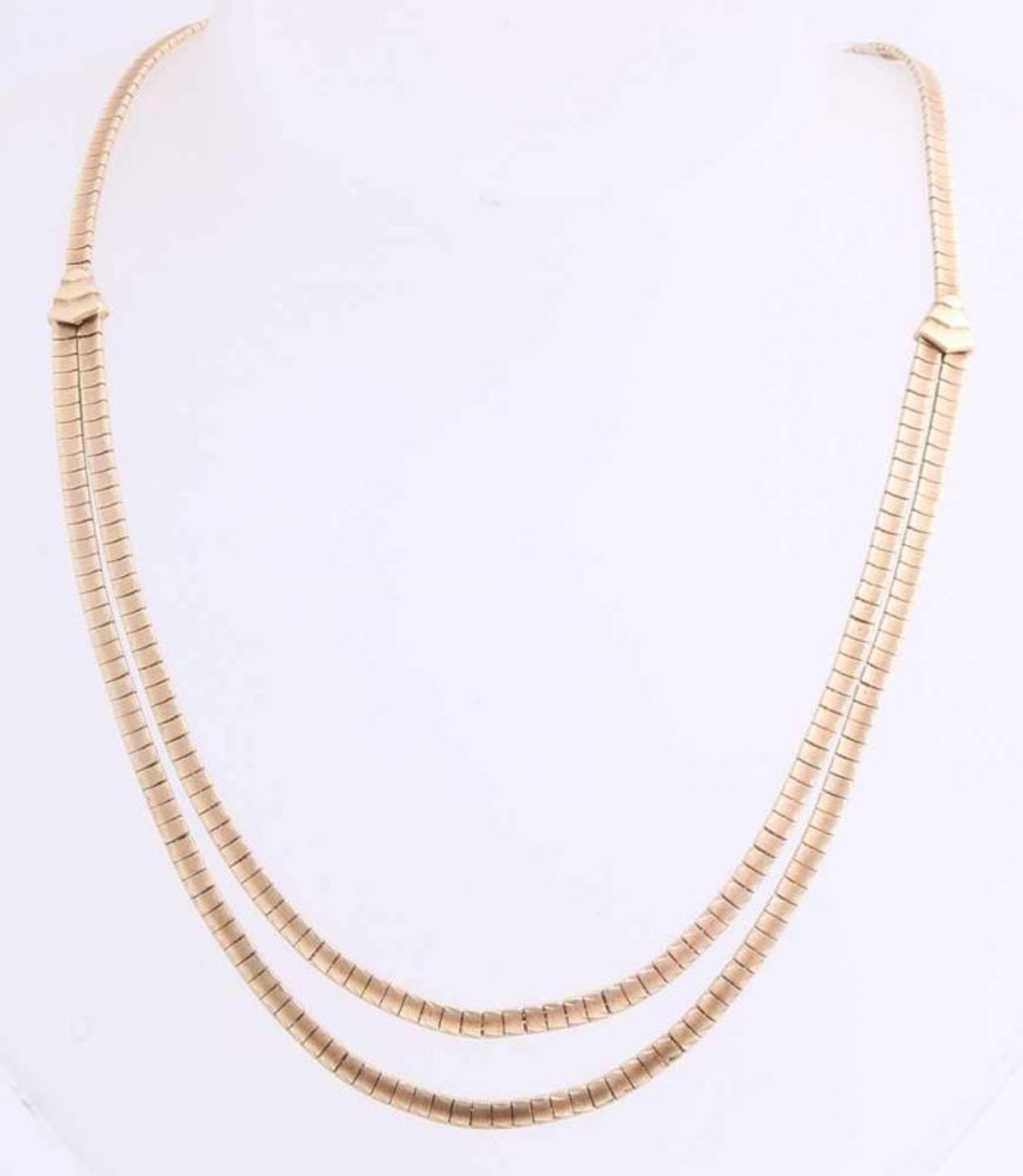 Beautiful yellow gold choker, 585/000, with flat links, ending in 2 rows in the middle. Width link