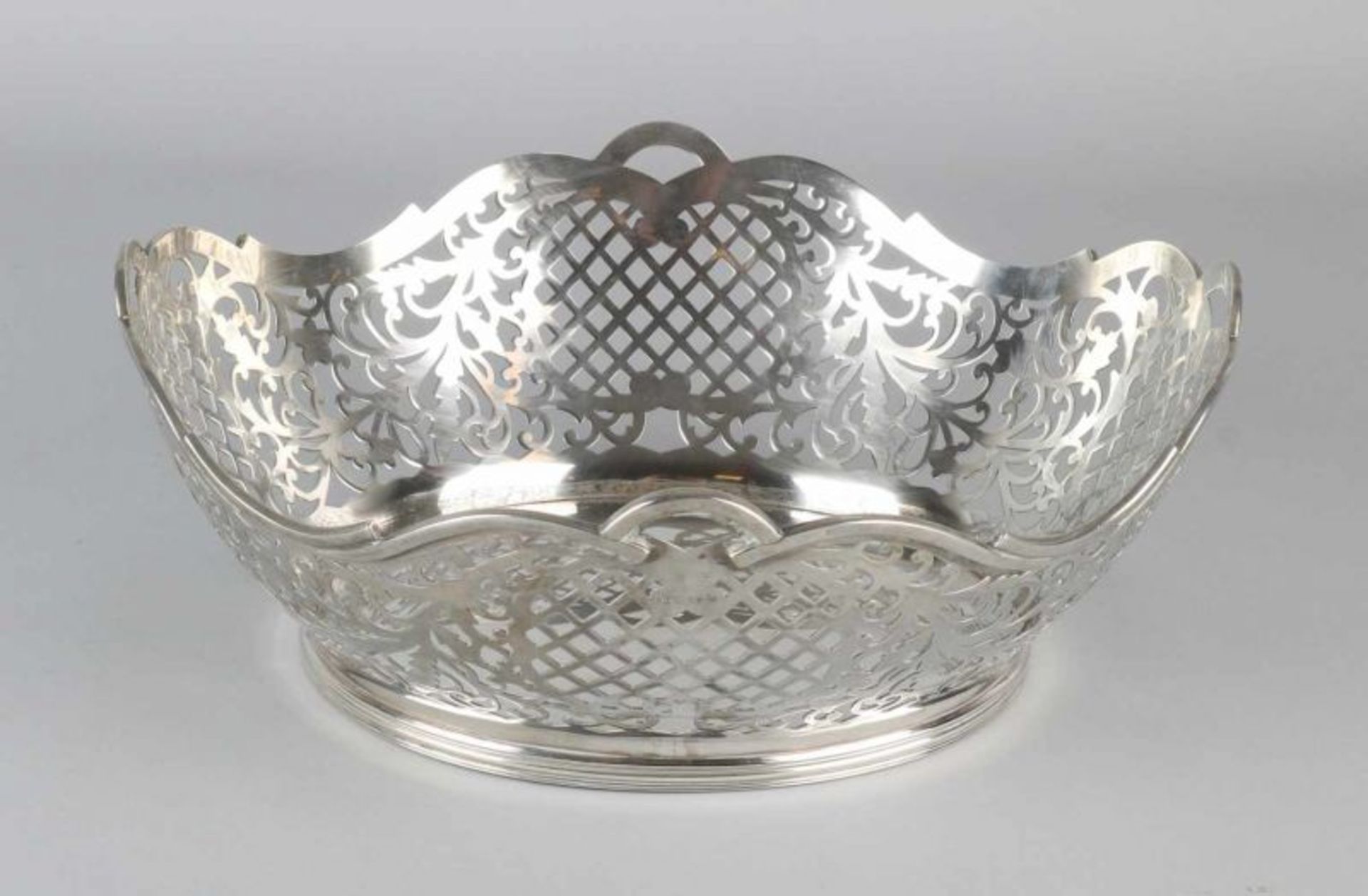 Silver basket, 835/000, oval / square sawn model with pumpkins, curls and floral pattern. Equipped