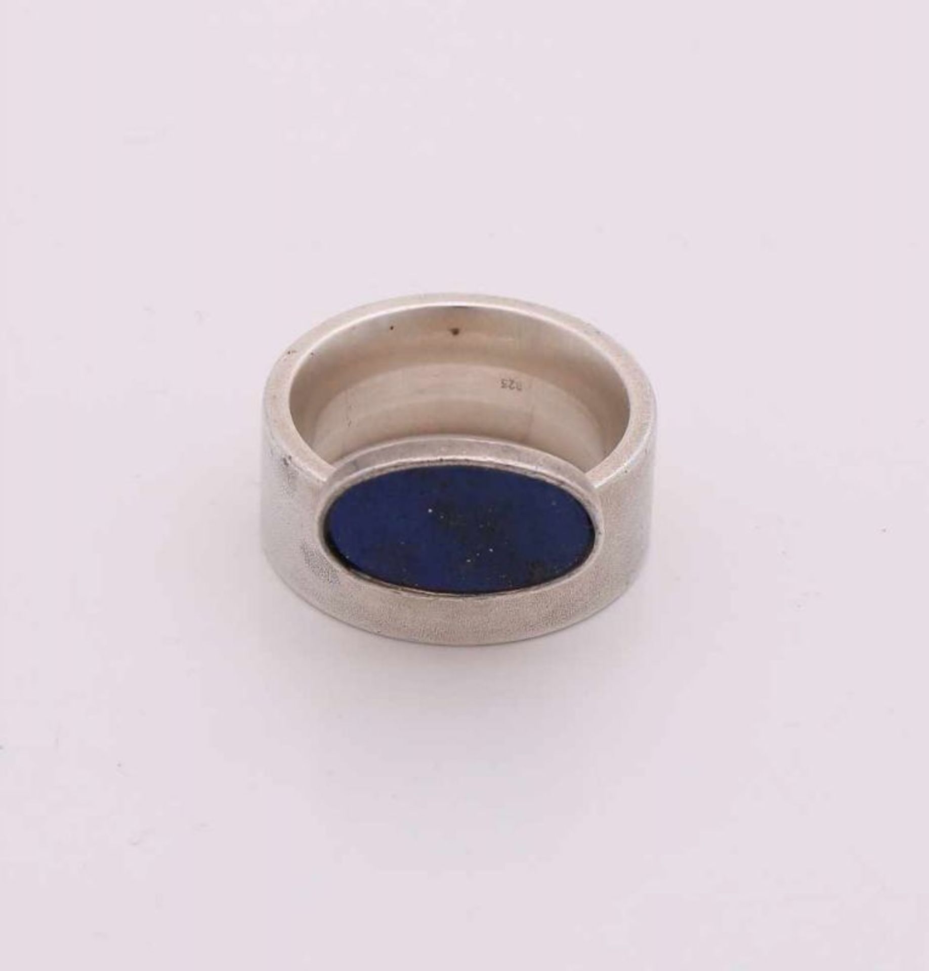 Wide silver ring, 925/000, with a sleek matted band with an oval cabouchon cut lapis lazuli.