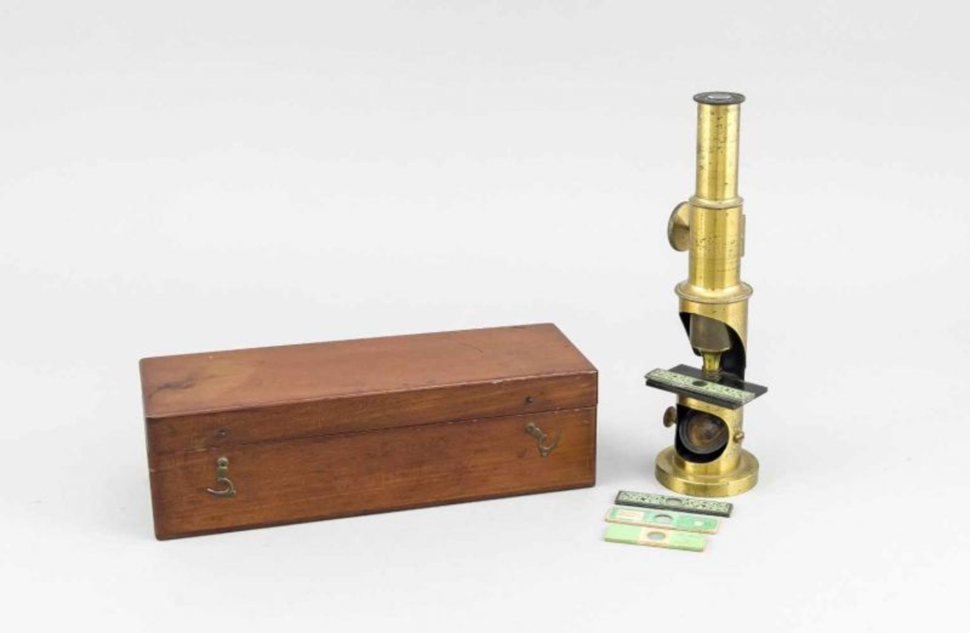 Antique brass microscope in walnut chest. Unnoticed. Circa 1900. Dimensions: 24 x 7 x 8 cm. In