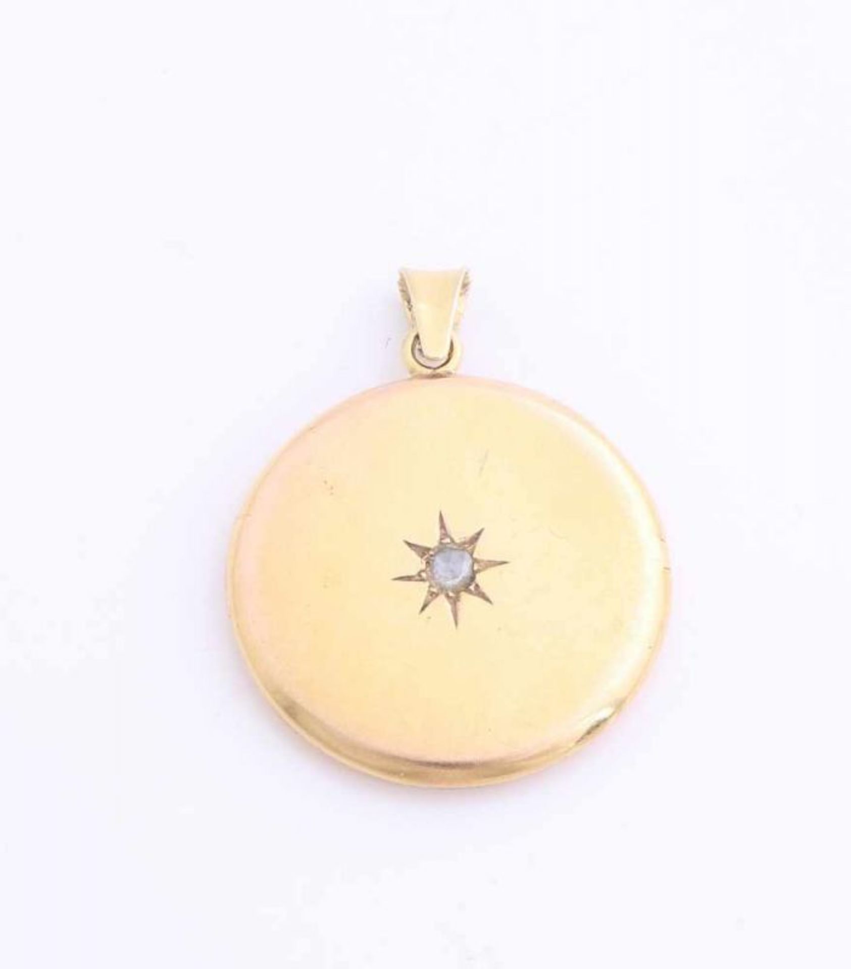 Yellow gold medallion, 585/000, with diamond. Round pendant with a rose cut diamond in the center, ø