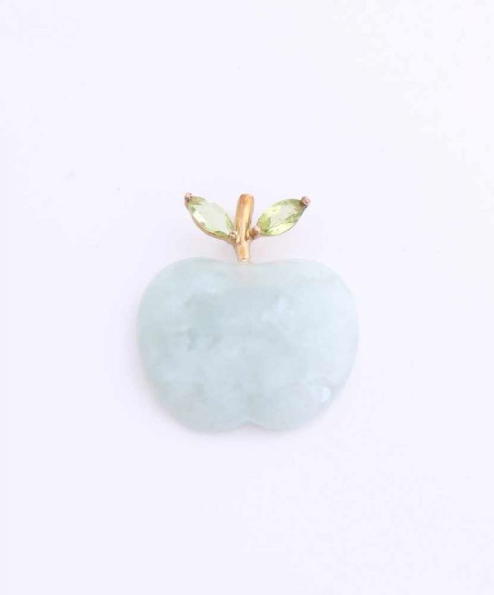 Yellow gold pendant, 585/000, in the shape of an apple made from jade with a stem with 2 marquise