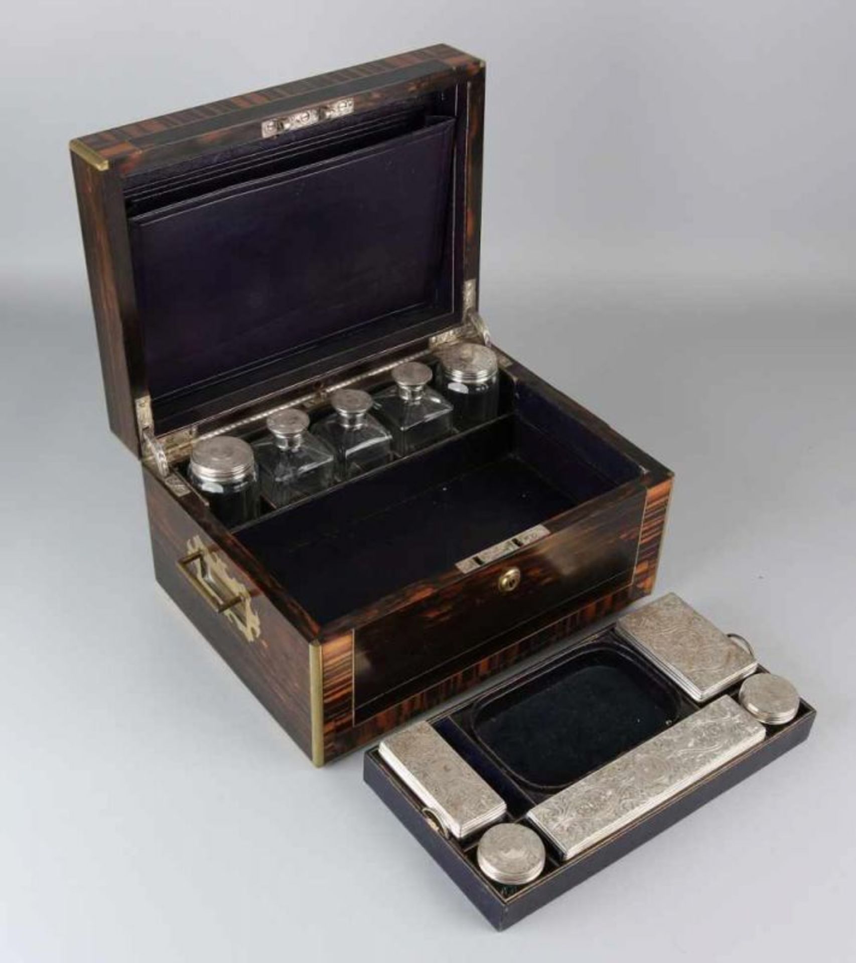 Beautiful travel accessory with silver. Schatulle with from burr walnut, with monogram inlay, SC - Bild 4 aus 5