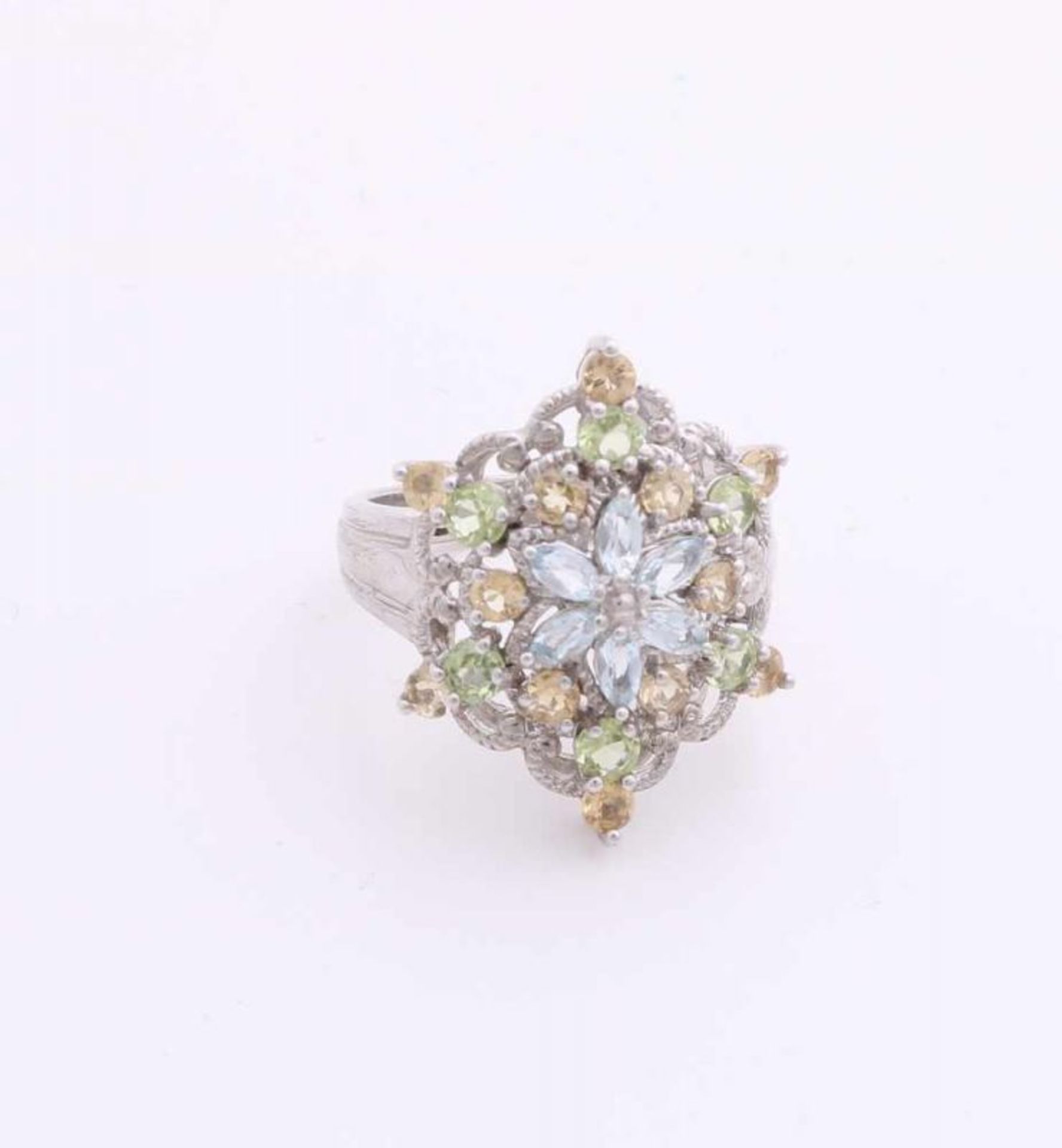 Silver ring, 925/000 with a star shape made of precious stones. Striking ring with the head in the