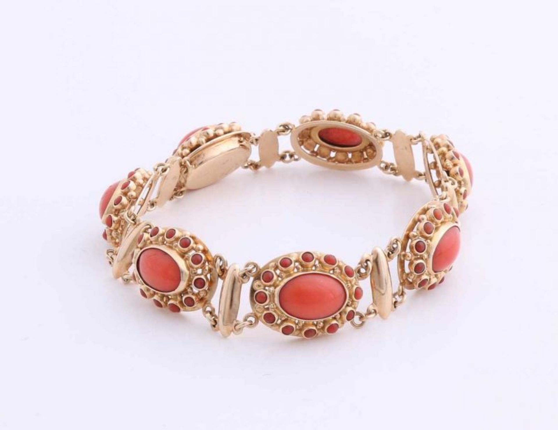 Yellow gold bracelet, 585/000, with red coral. Bracelet with 7 oval links with red coral rosettes.