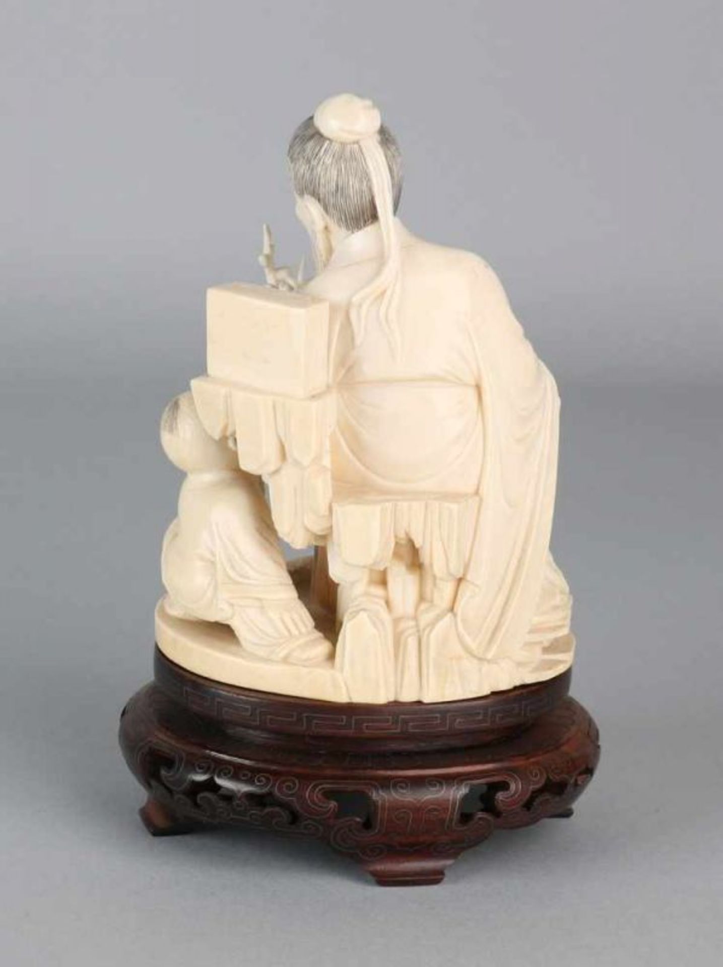 19th century Japanese ivory figure. Japanese old man with child and blossom branch. On a wood - Bild 2 aus 2