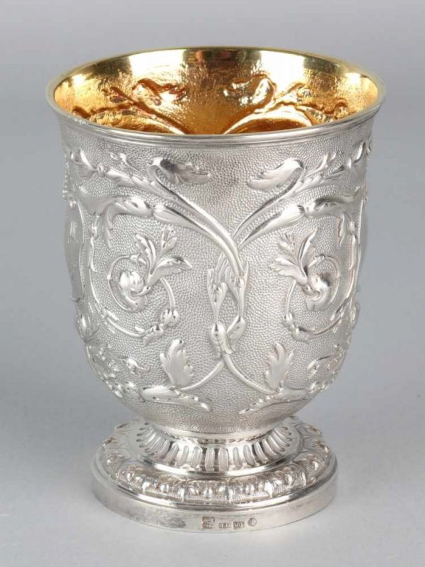 19th century Russian silver cup, 84 zolotniks, 875/000, with floral arrangement and with shields, - Bild 2 aus 3
