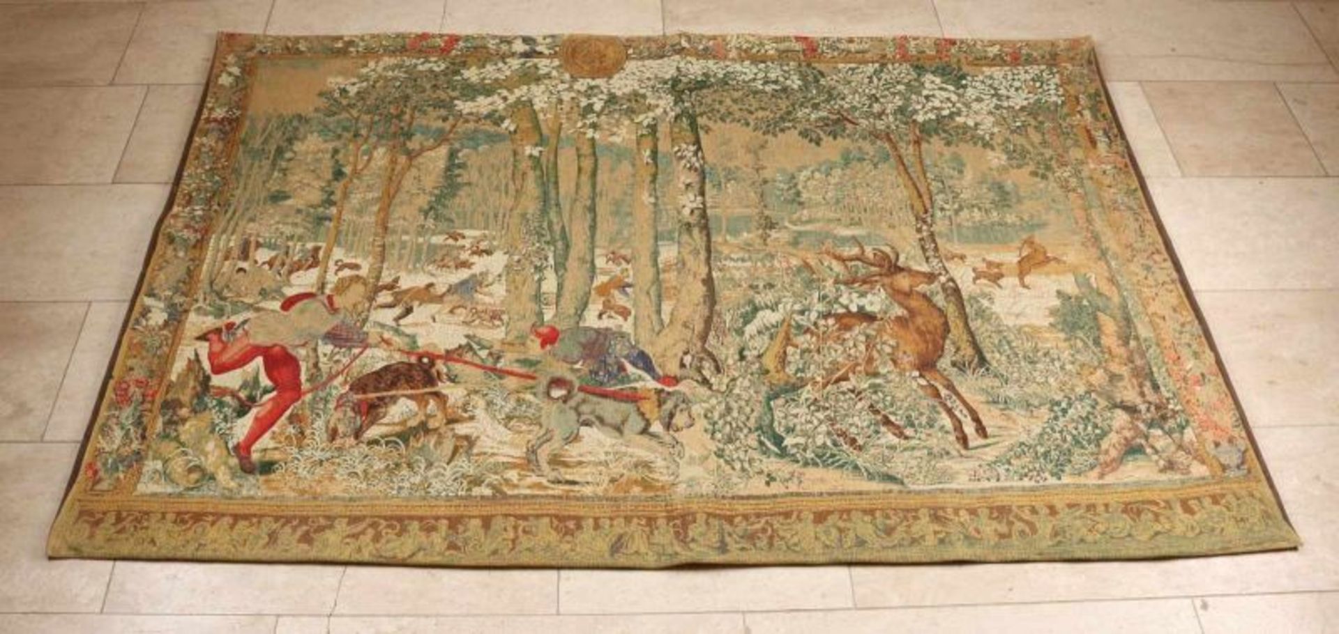 Antique gobelin with hunters and game. Around 1920. Dimensions: 128 x 183 cm. In good condition.