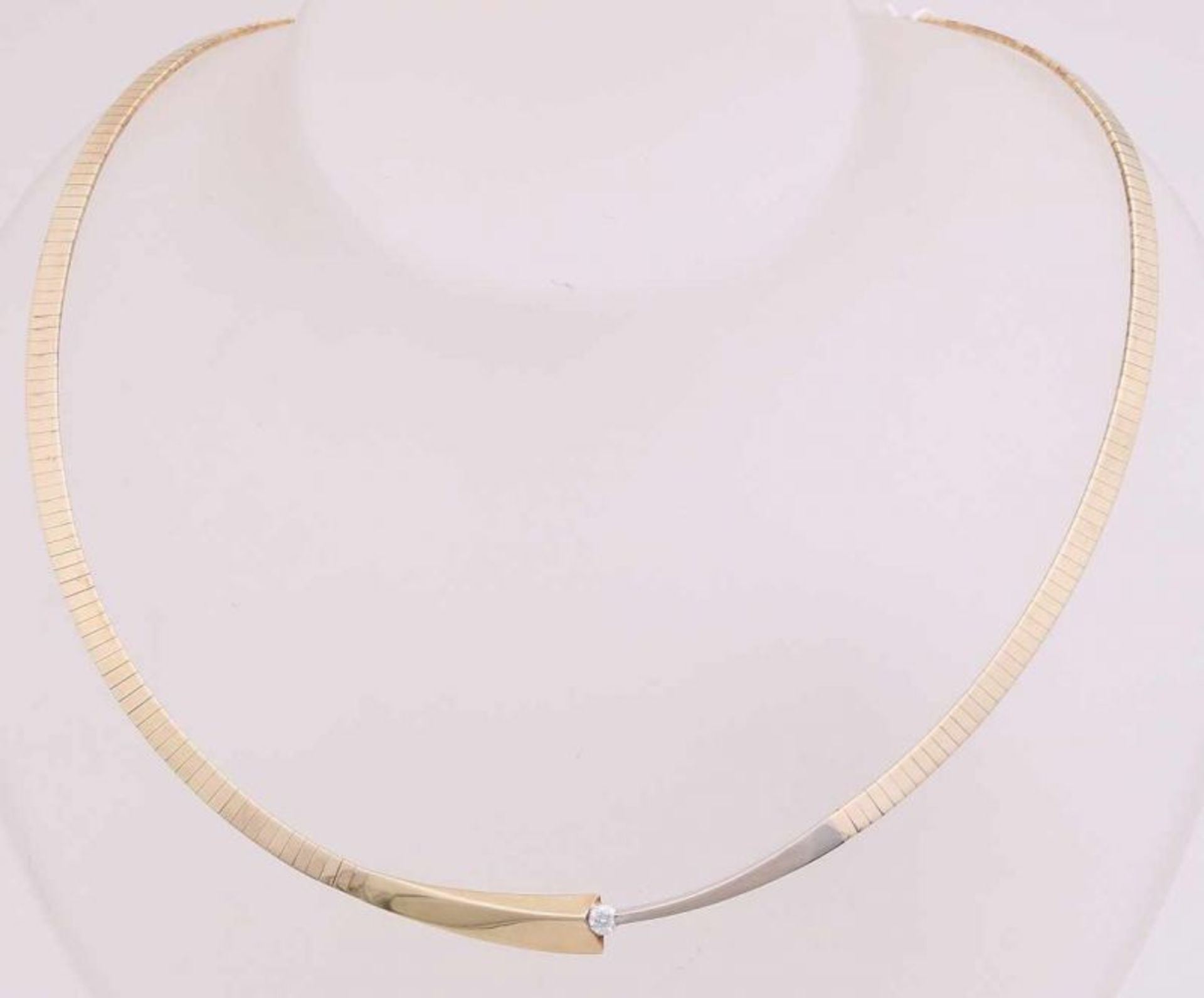 Beautiful golden choker, 585/000, with diamond. Choker with omega necklace in the middle with a