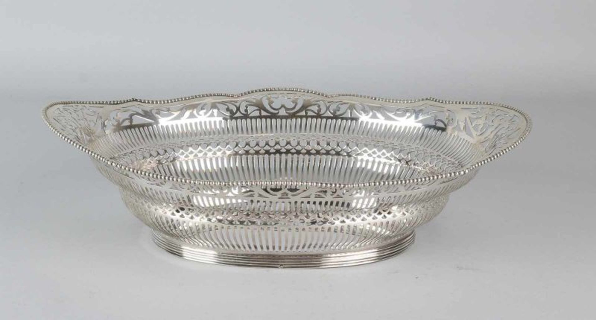 Beautiful capital oval 835/000 silver bread basket with bars, circles and floral contoured top - Bild 2 aus 2