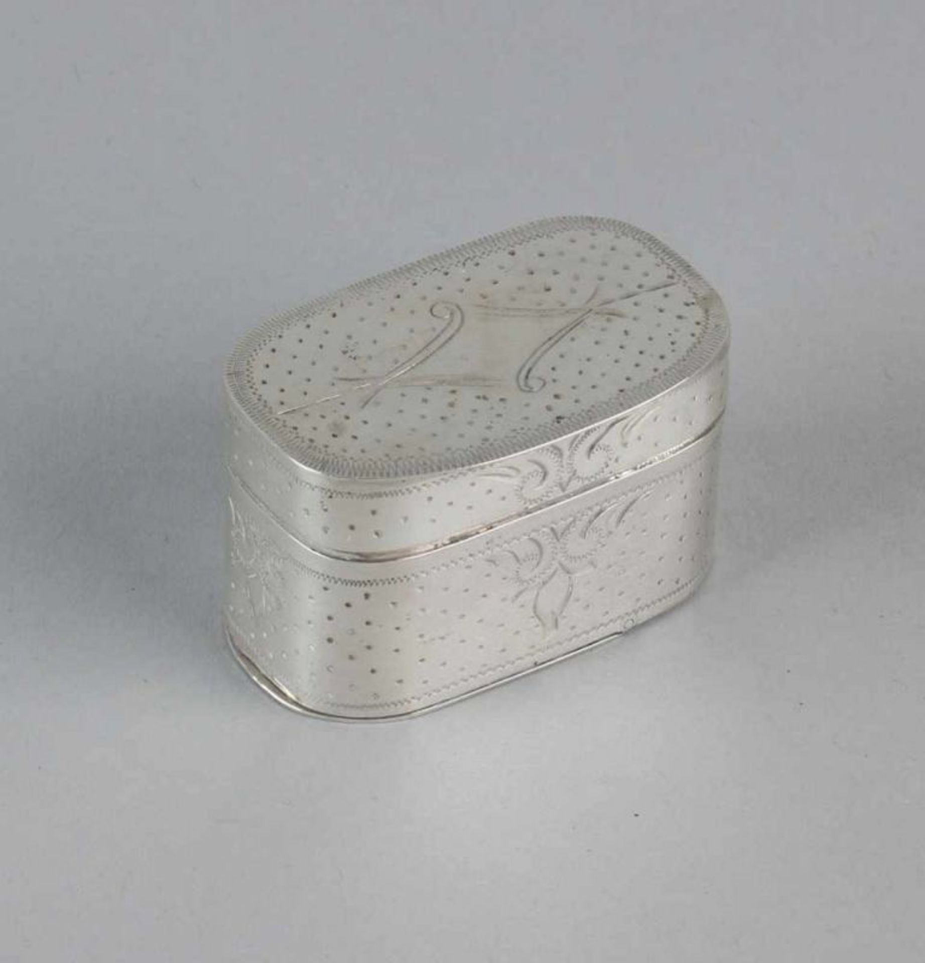 Silver nutmeg grater, 925/000. Oval container with pointilleer pattern with hinged lid with