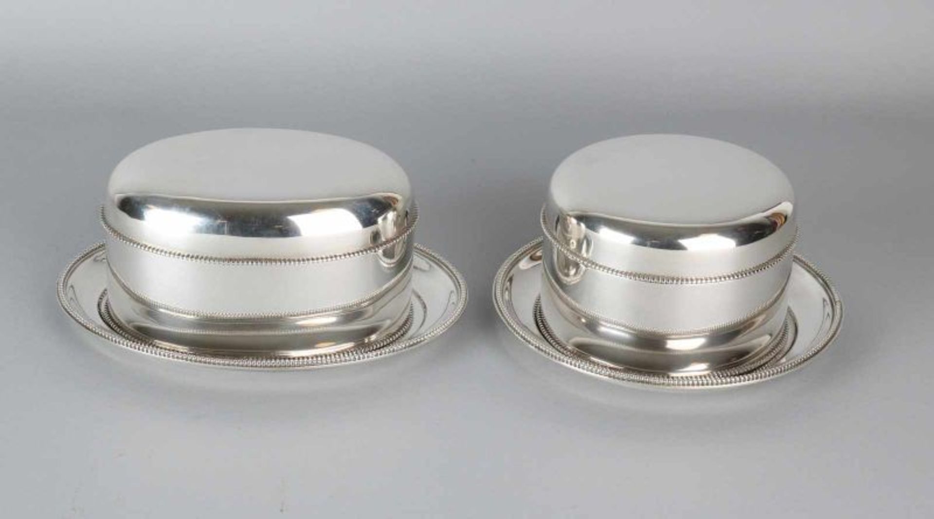 Beautiful couple with silver cookie boxes and saucers, 833/000, round and oval model decorated