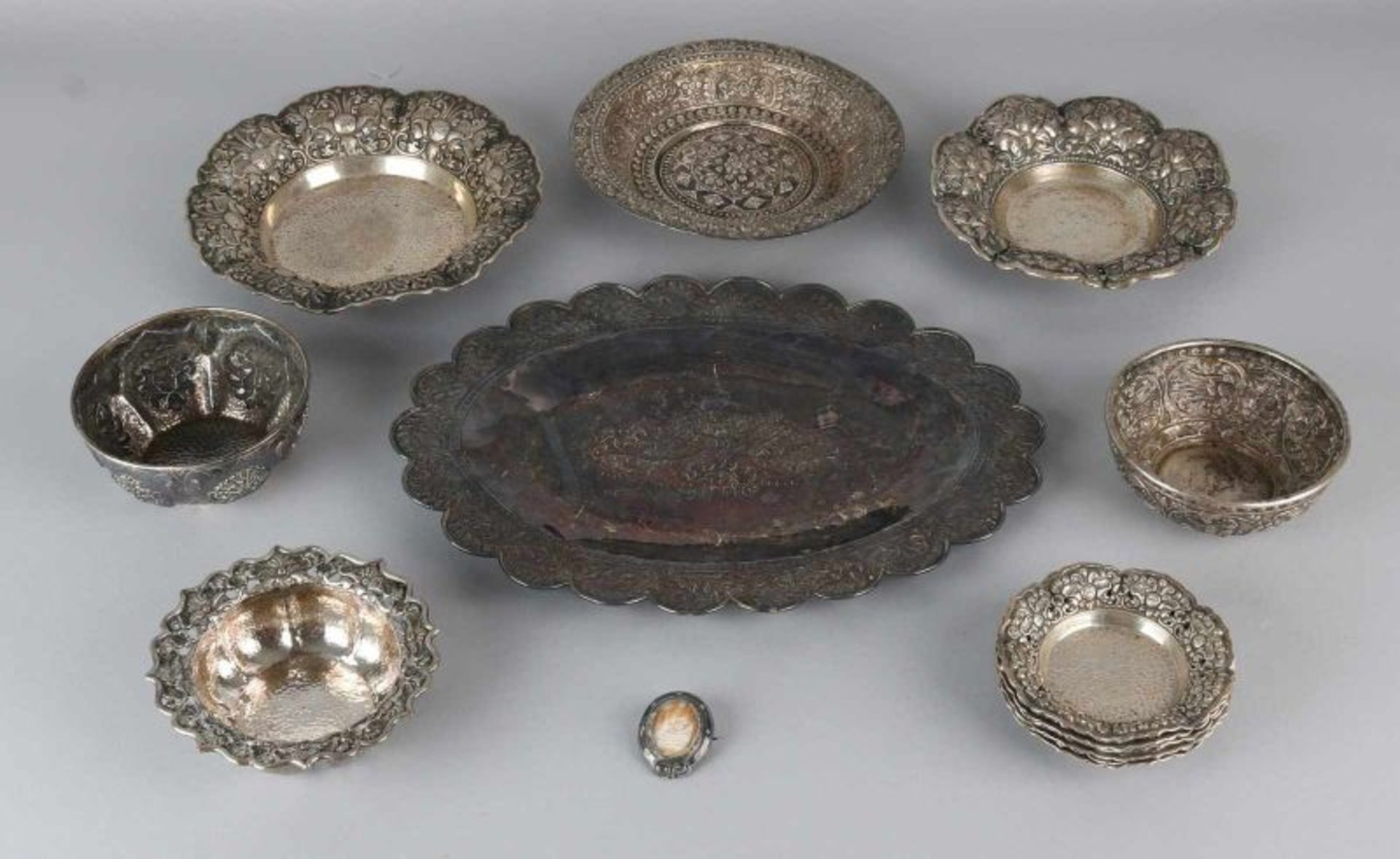 Big lot with 11 Djokja silver bowls, 800/000, BWG, and a silver mourning brooch with her work.