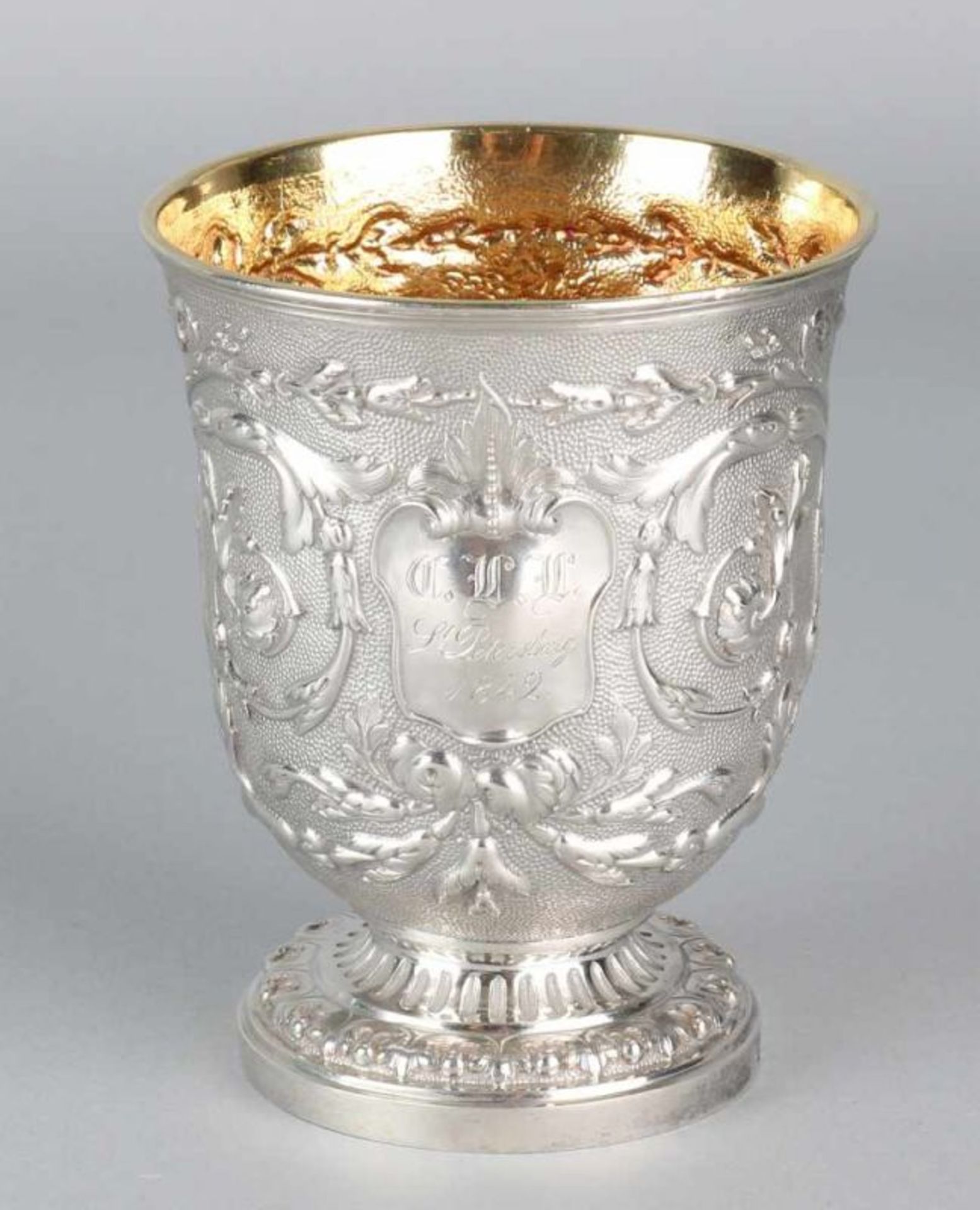 19th century Russian silver cup, 84 zolotniks, 875/000, with floral arrangement and with shields,