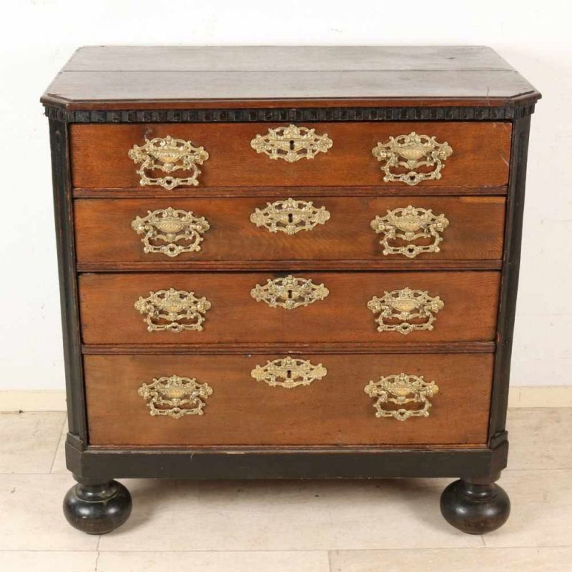 18th century oak four-drawer Baroque chest of drawers with beautiful bronze fittings. Dimensions: 95
