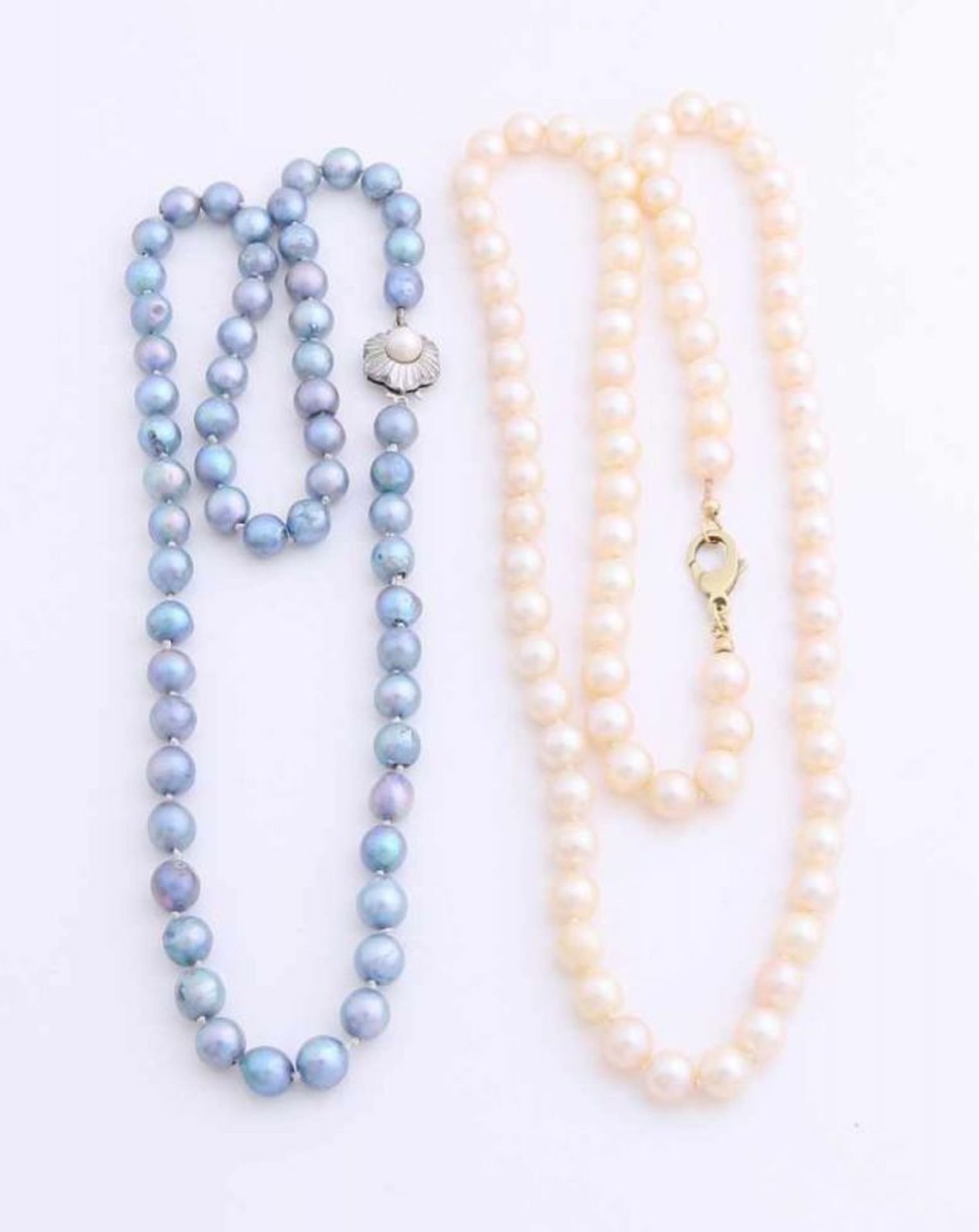 Lot with two pearl necklaces, a cord with cultive pearls, ø 6.5 mm, attached to a yellow gold
