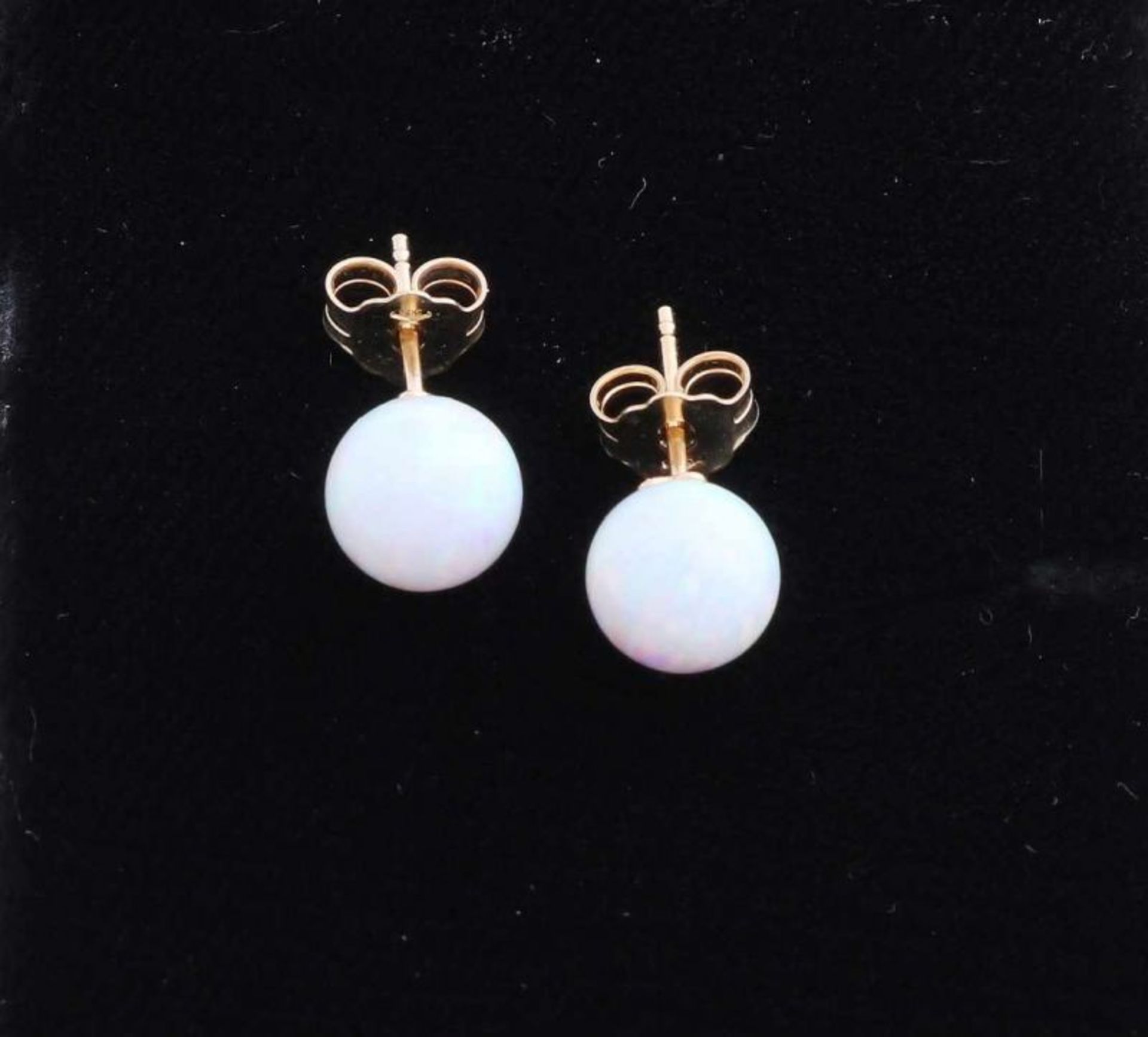 Yellow gold earrings, 585/000, with a sphere with pressed white opal, ø 8.5 mm. In good condition