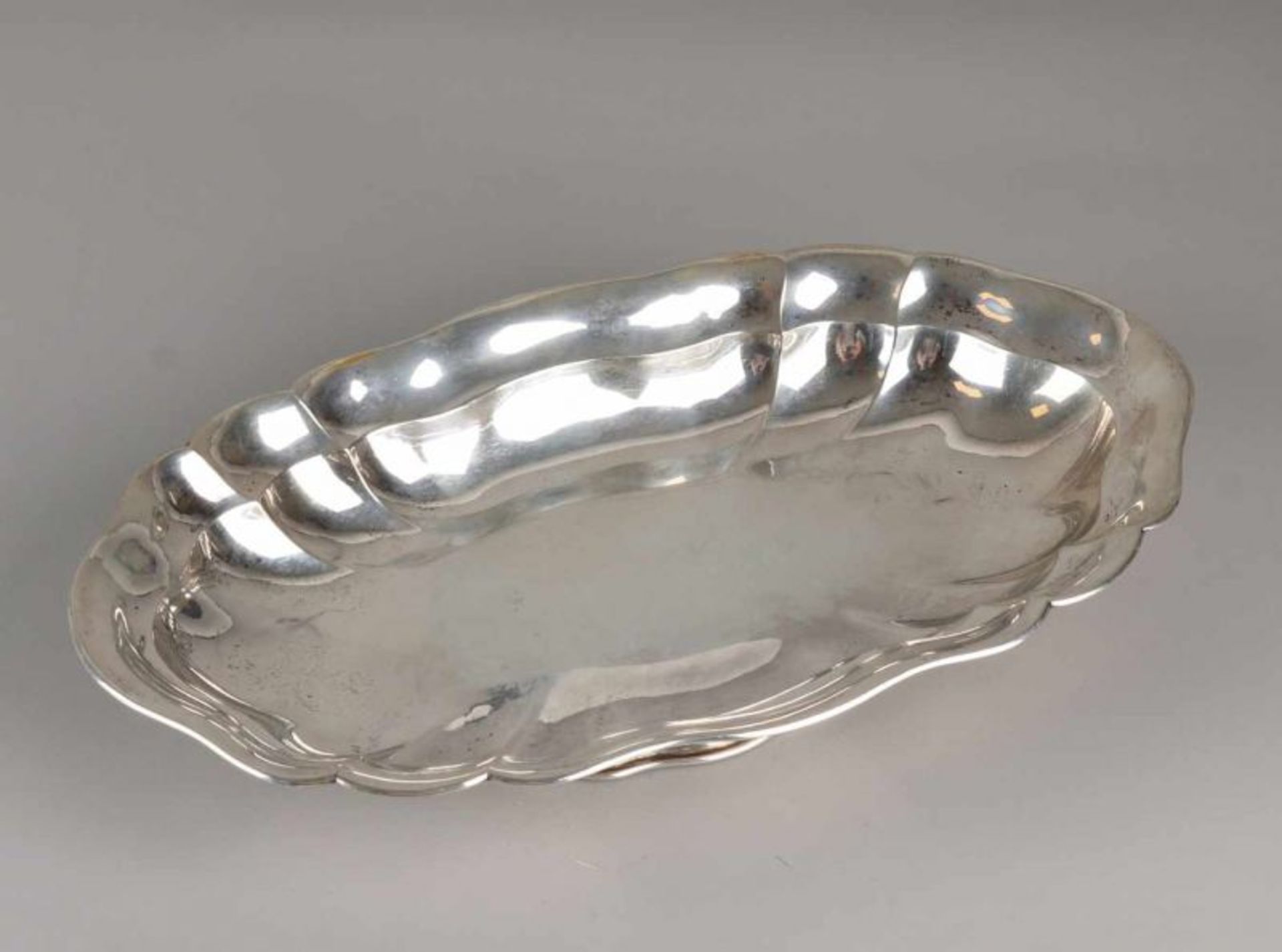 Silver bowl, 800/000, oval-contoured model on oval base with scalloped edge. 31x18x5 cm. German. 405 - Bild 2 aus 2