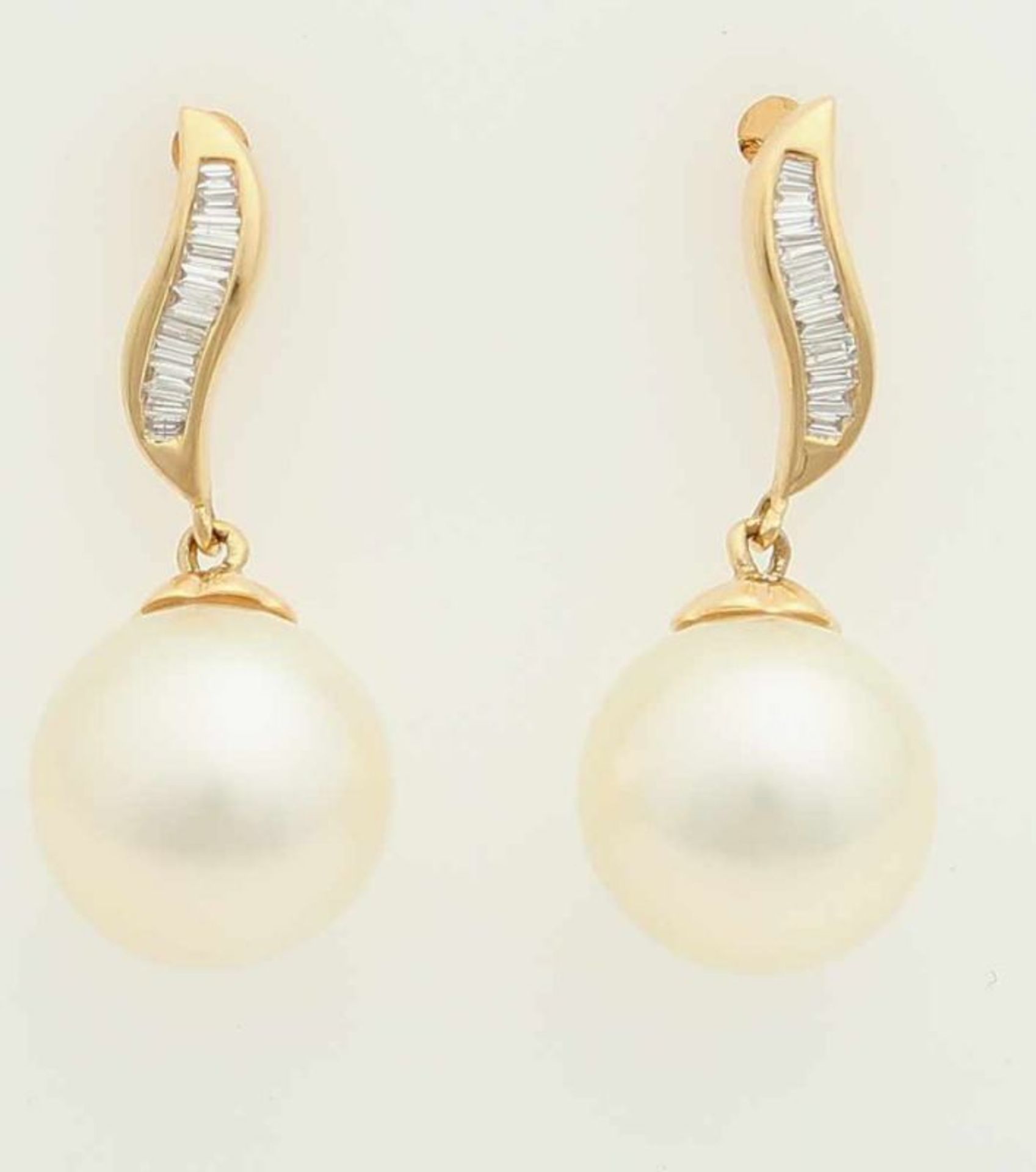 Yellow gold earrings, 750/000 with diam ant and pearl.Ear studs with a stroke containing 21 baquette