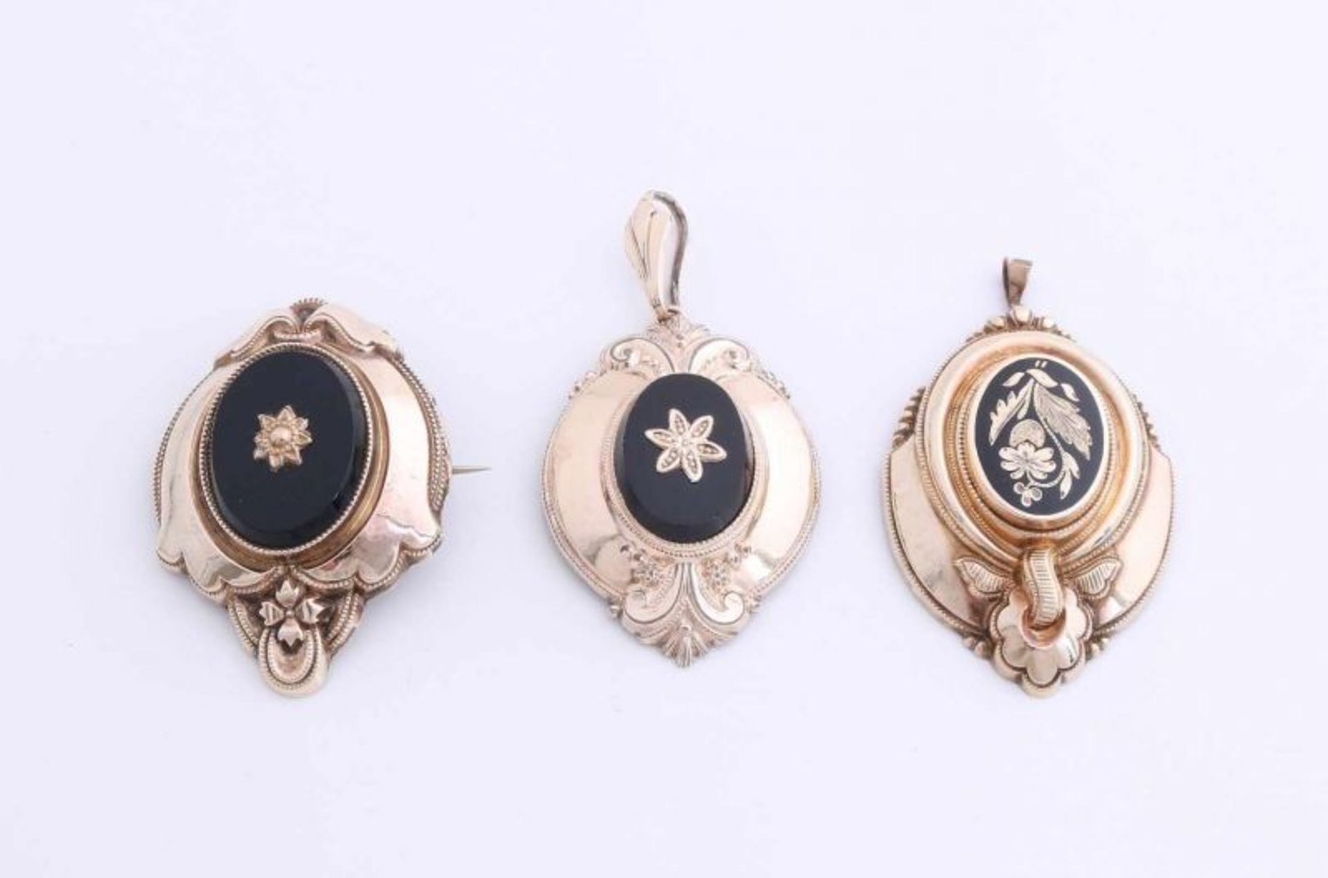 Brooch and two pendants with a shield from silver with a gold shield with onyx and enamel. Size