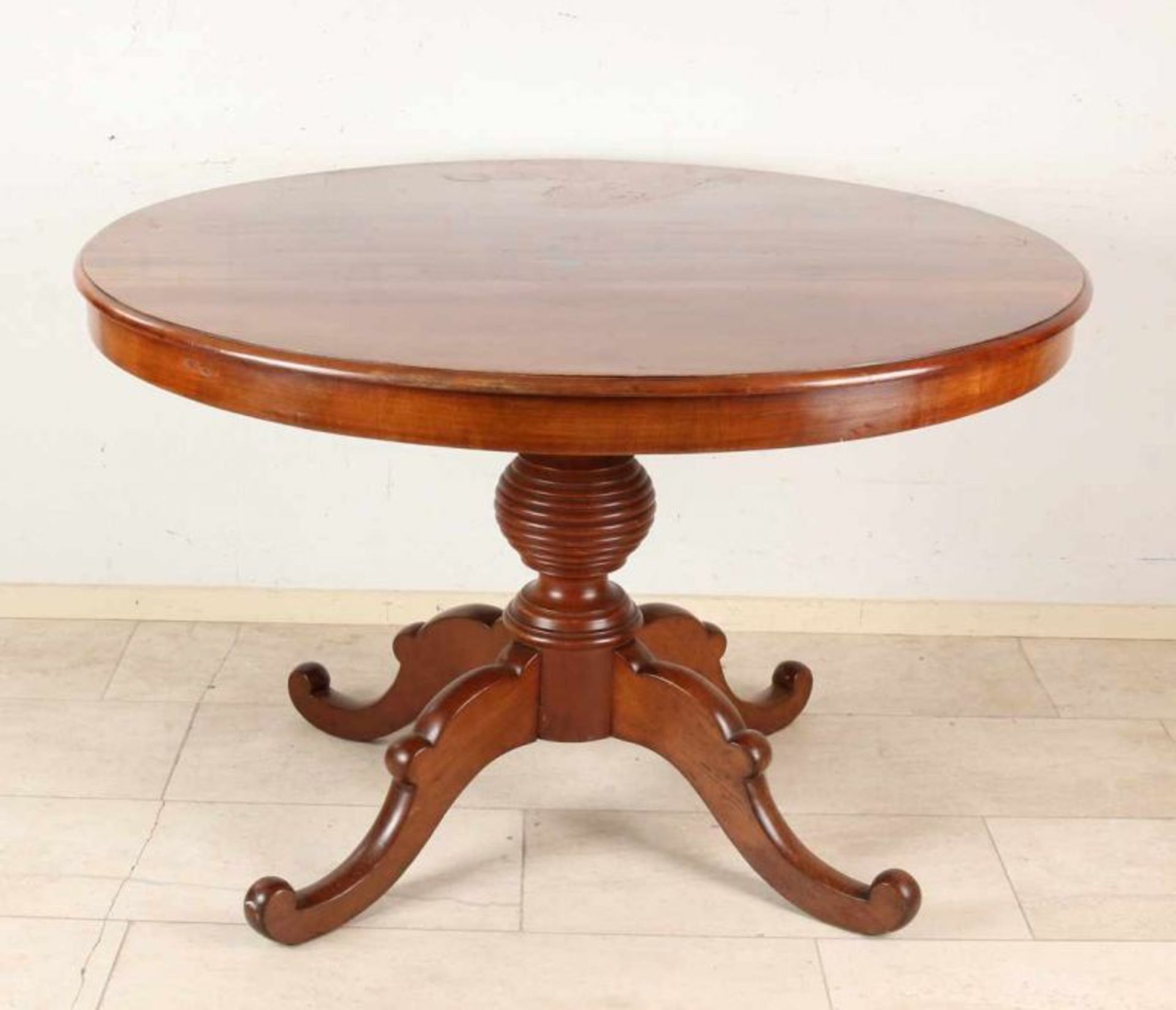 Antique mahogany Louis Philippe dining table. Circa 1860. Dimensions: H 76 x ø 115 cm. In good