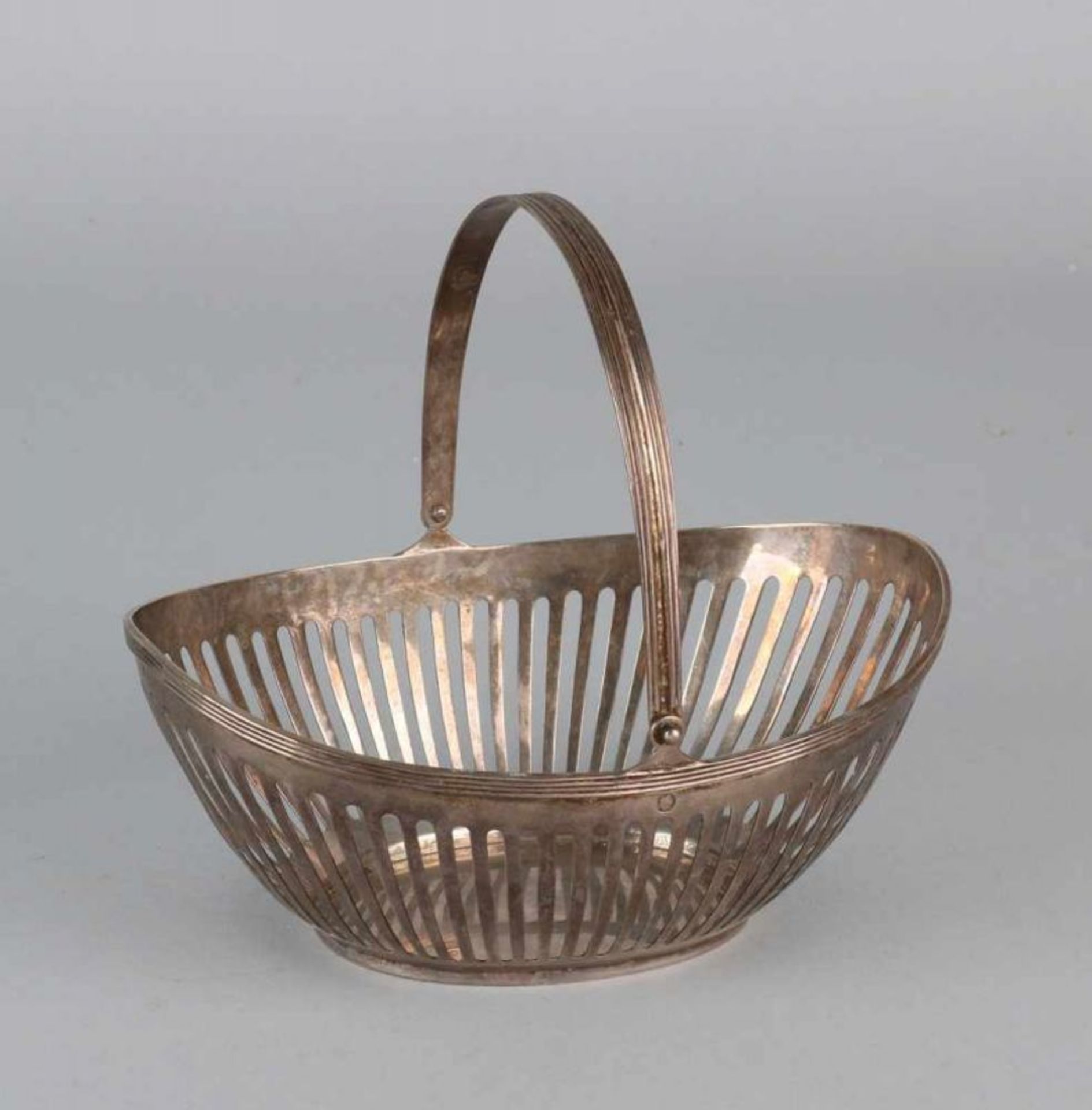 Silver bonbon basket, 833/000, boat-shaped model with sawn bar pattern with an edge and handle