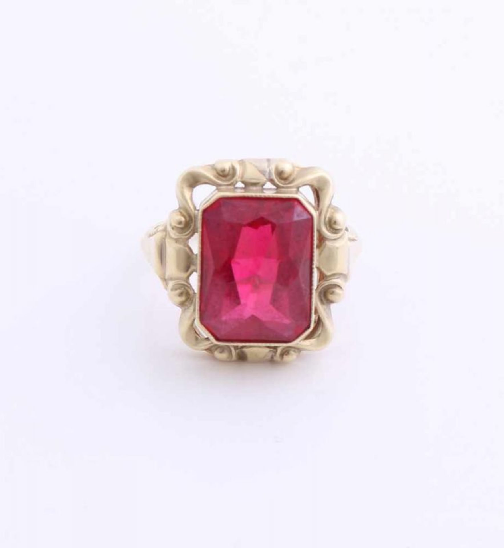 Yellow gold ring, 585/000, with red stone. Ring with a carved rectangular case set with an emerald-