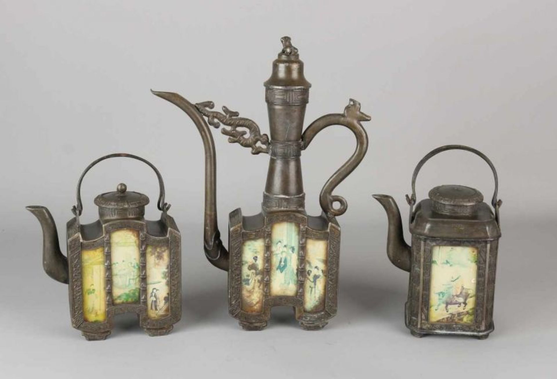 Three ancient Chinese metal teapots with lithographs. Dimensions: H 20-30 cm. In reasonable / good