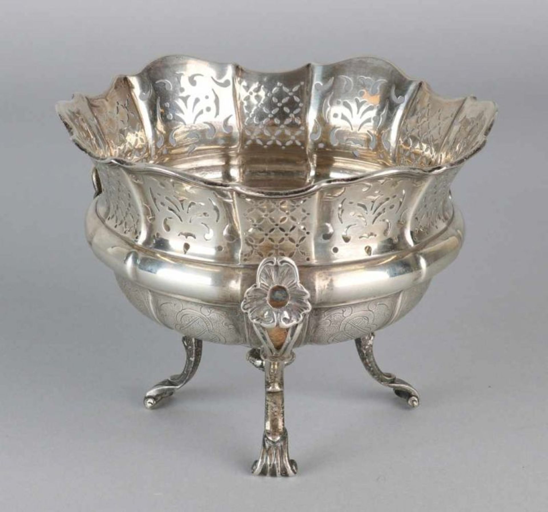 Beautiful silver bowl, 930/000, with a partially folded edge with sawn decor, decorated at the