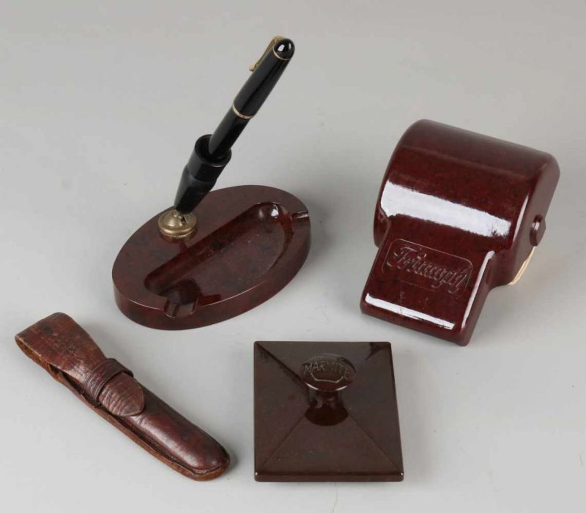 Desk set. Consisting of: Pen holder with bakelite fountain pen, golden tip + paper roll holder + ink