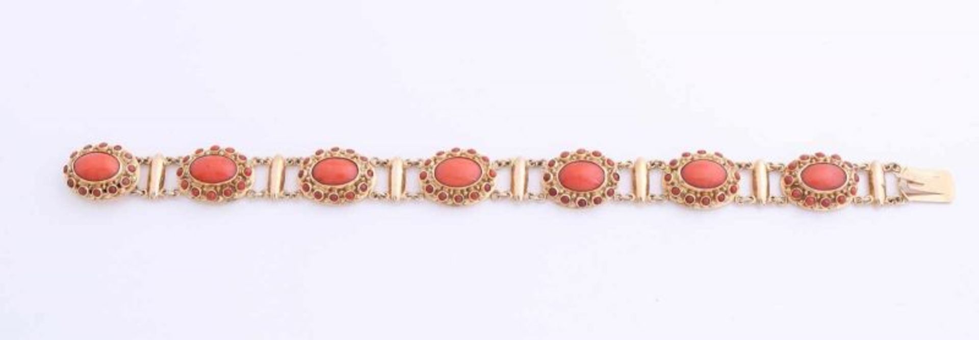 Yellow gold bracelet, 585/000, with red coral. Bracelet with 7 oval links with red coral rosettes. - Bild 2 aus 2