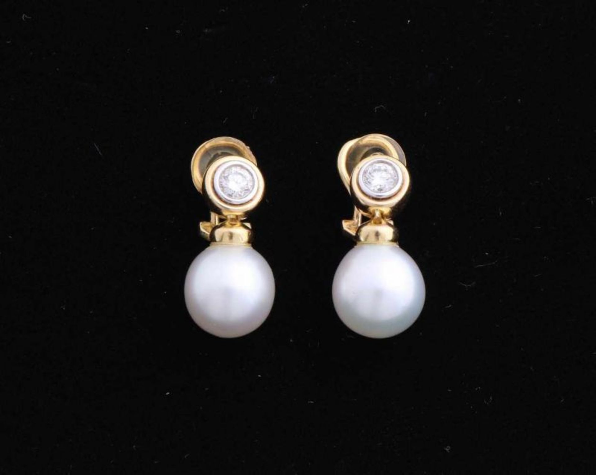 Beautiful golden ear clips, 750/000, with diamond and pearl. Ear clips with a large bicolour