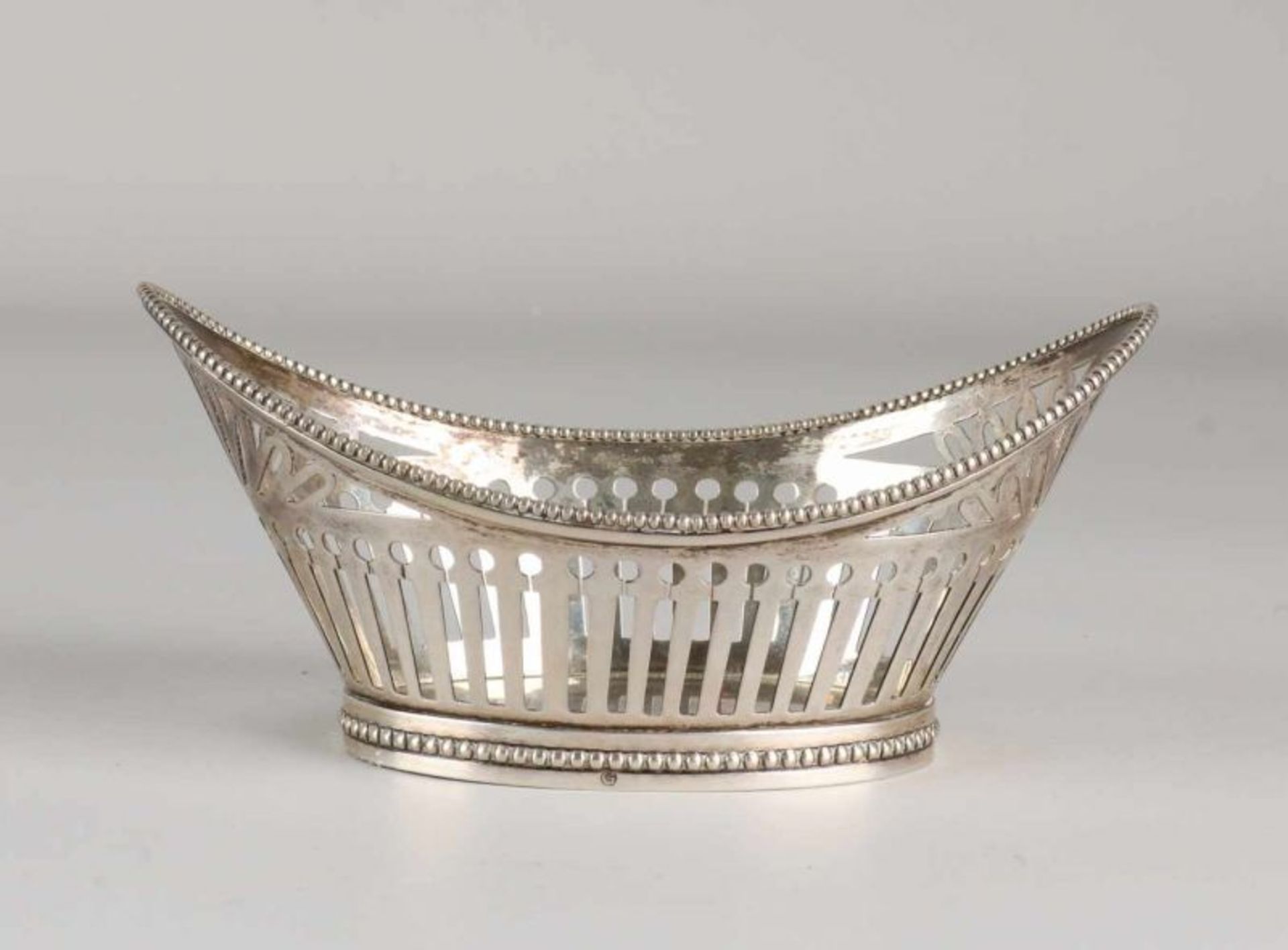 Silver bonbon basket, 833/000, boat-shaped model with sawwork with bars and pearl edge. Placed on an